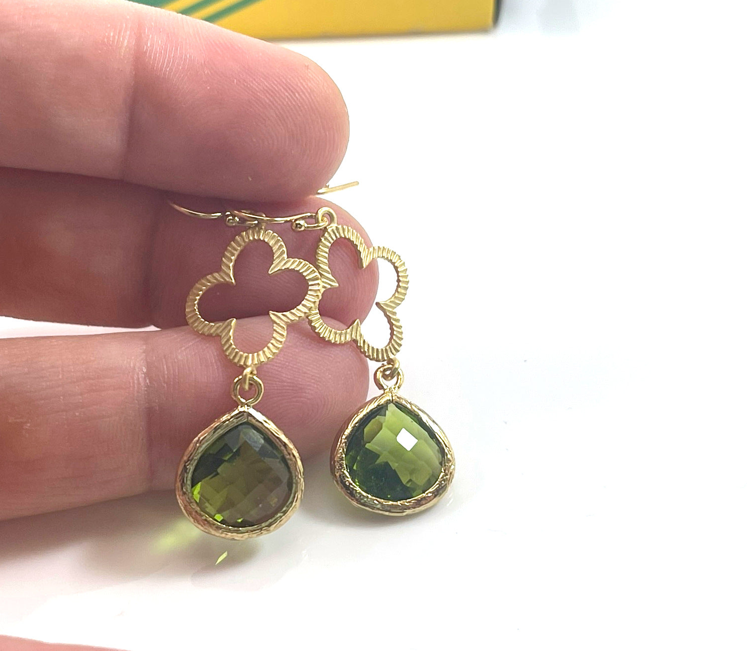 Boucles d'oreilles pendantes trèfle en verre olivine et or – Or rempli 14 carats, pendantes de 4,45 cm