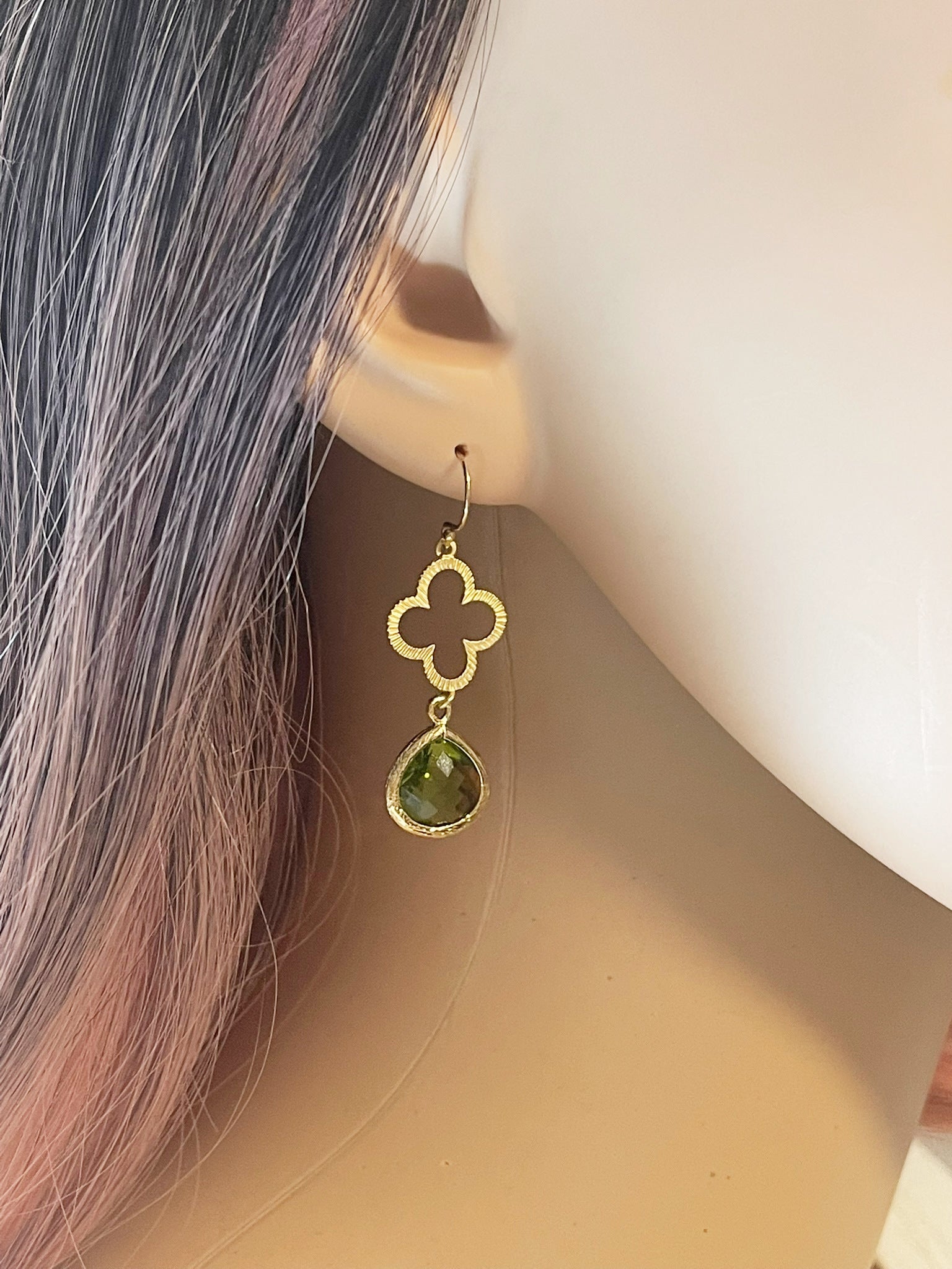 Boucles d'oreilles pendantes trèfle en verre olivine et or – Or rempli 14 carats, pendantes de 4,45 cm