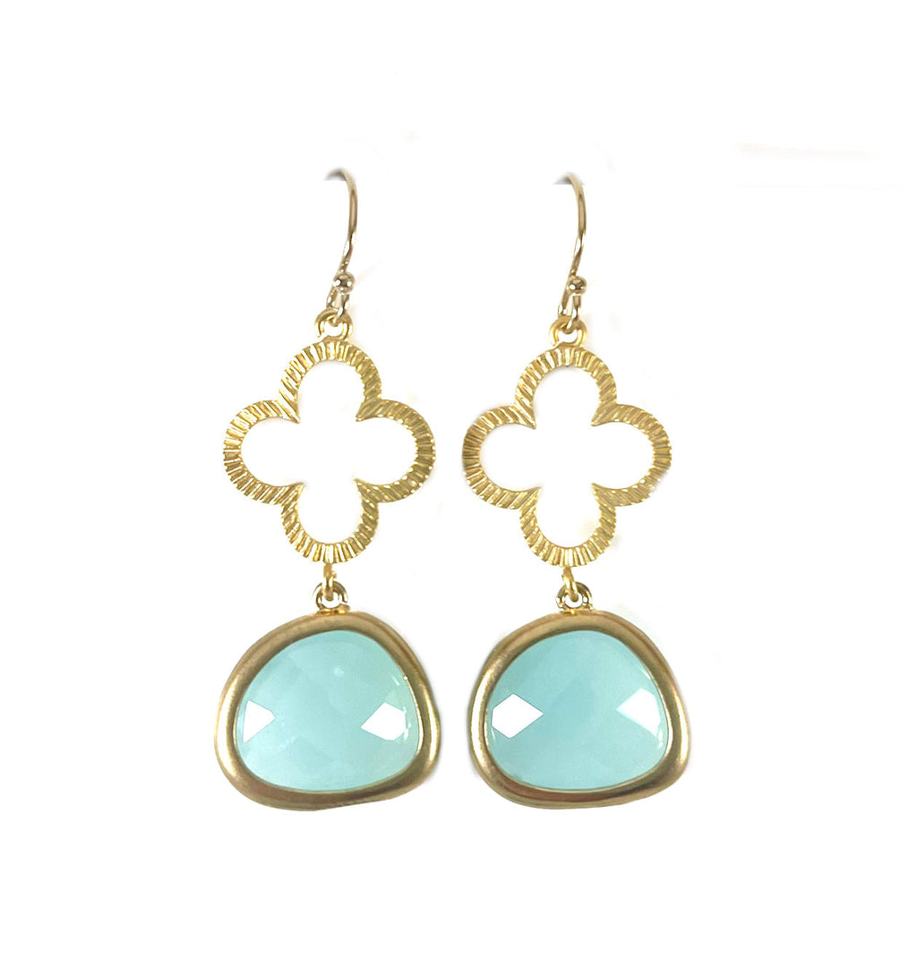 Boucles d'oreilles pendantes trèfle doré et verre aigue-marine – Crochets d'oreilles en or 14 carats laminé, 3,8 cm