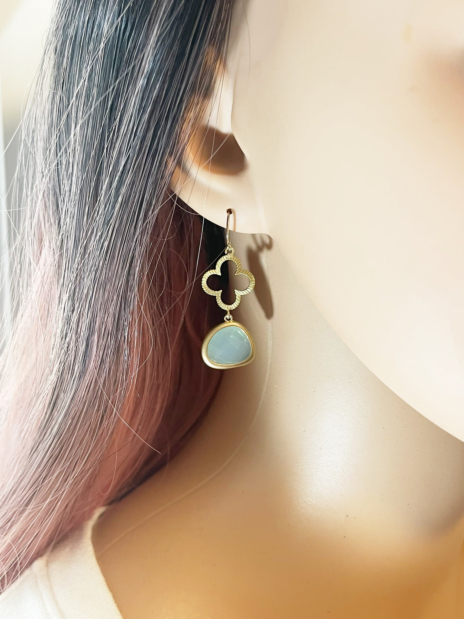 Boucles d'oreilles pendantes trèfle doré et verre aigue-marine – Crochets d'oreilles en or 14 carats laminé, 3,8 cm