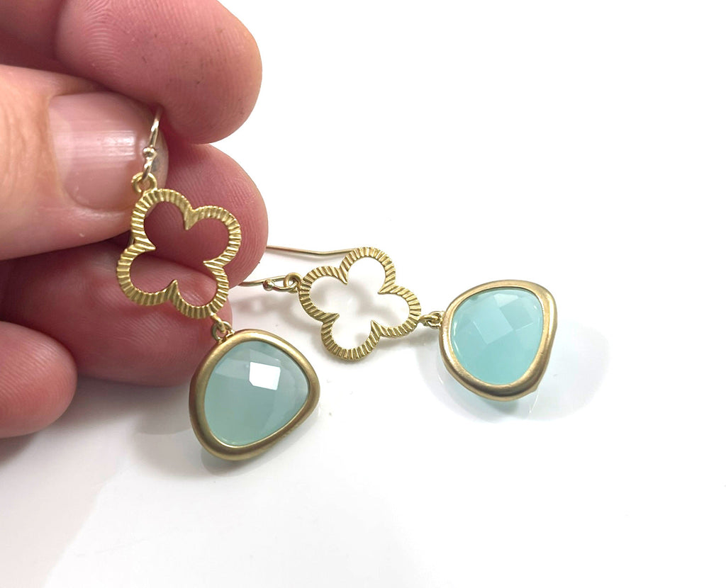 Boucles d'oreilles pendantes trèfle doré et verre aigue-marine – Crochets d'oreilles en or 14 carats laminé, 3,8 cm