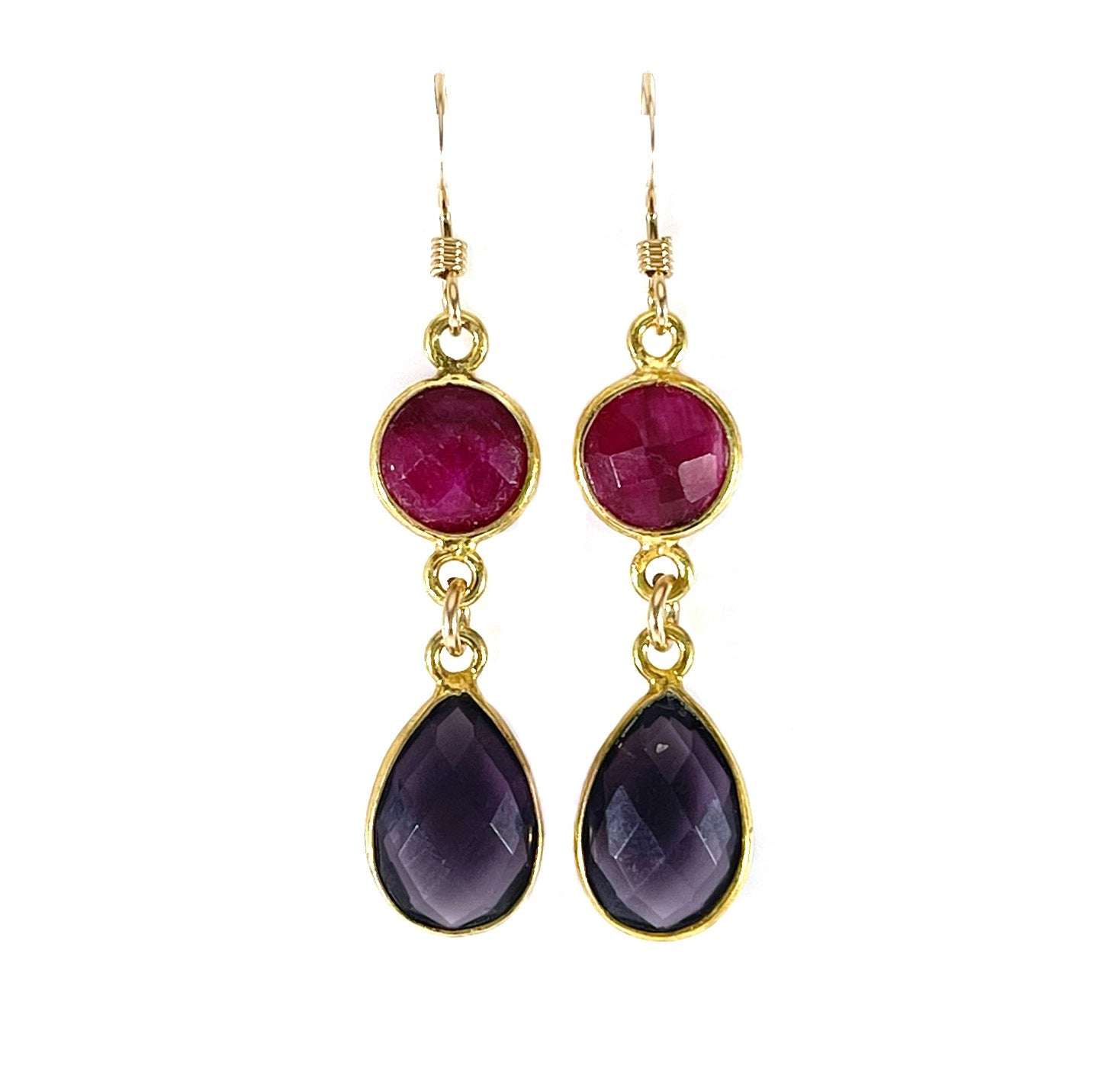 Boucles d'oreilles pendantes Rubis et Améthyste teints – Serties d'or rempli 14 carats – Fabriquées à la main à Raleigh NC – Bijoux de 3,8 cm livrés dans un écrin