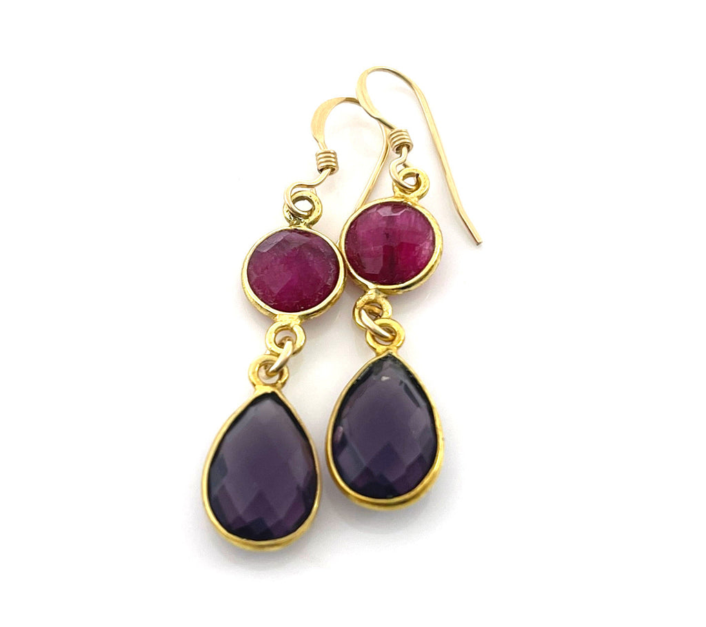 Boucles d'oreilles pendantes Rubis et Améthyste teints – Serties d'or rempli 14 carats – Fabriquées à la main à Raleigh NC – Bijoux de 3,8 cm livrés dans un écrin