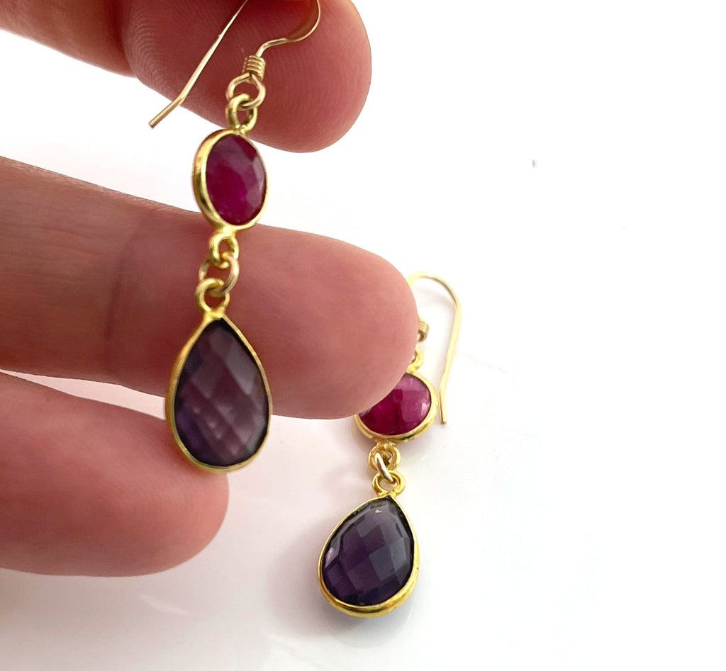 Boucles d'oreilles pendantes Rubis et Améthyste teints – Serties d'or rempli 14 carats – Fabriquées à la main à Raleigh NC – Bijoux de 3,8 cm livrés dans un écrin