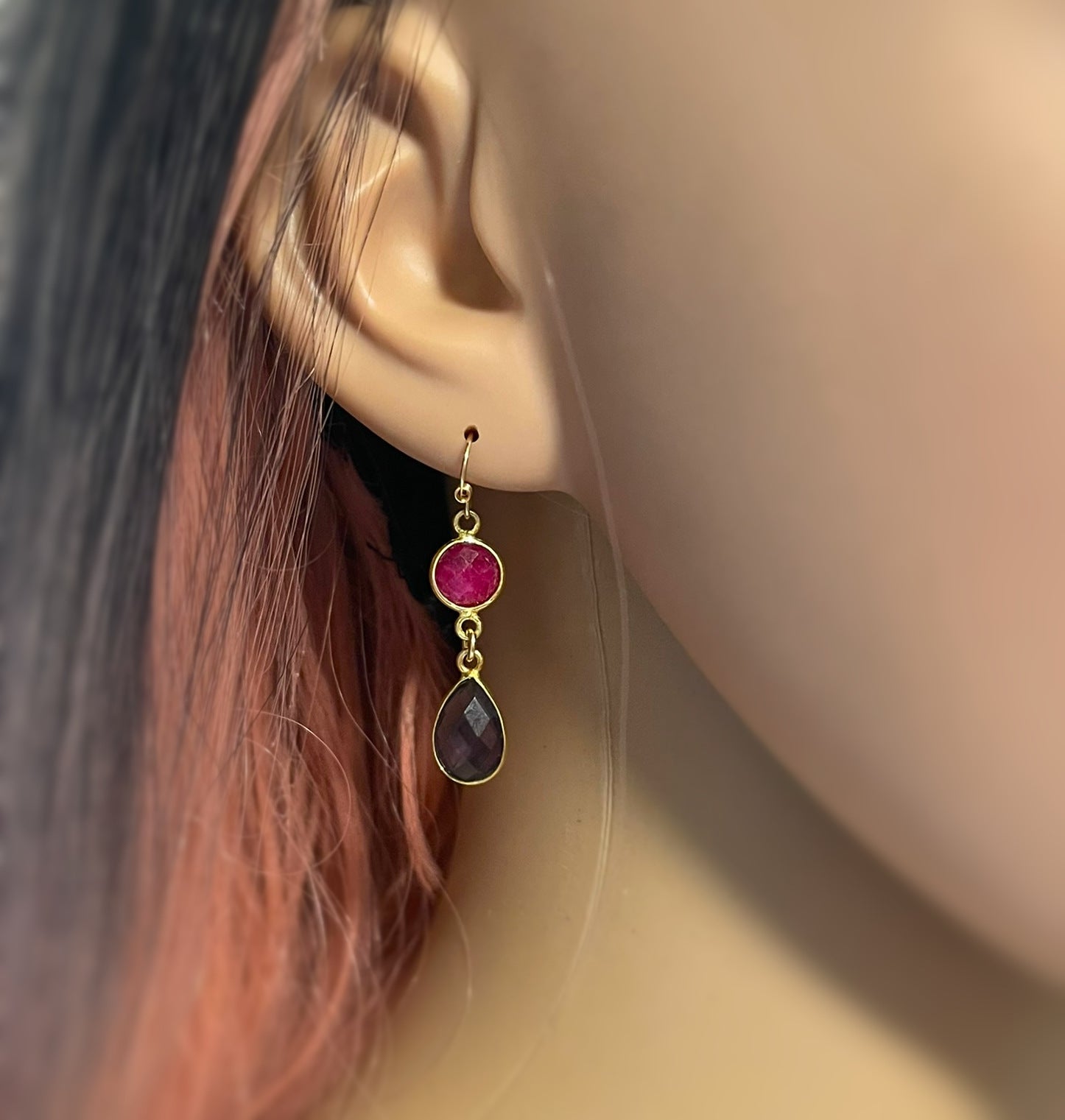 Boucles d'oreilles pendantes Rubis et Améthyste teints – Serties d'or rempli 14 carats – Fabriquées à la main à Raleigh NC – Bijoux de 3,8 cm livrés dans un écrin