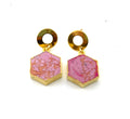 Boucles d'oreilles pendantes hexagonales en howlite rose – Poteaux ronds en laiton rétro – Fabriquées à la main à Raleigh NC – Bijoux 1" livrés dans un coffret