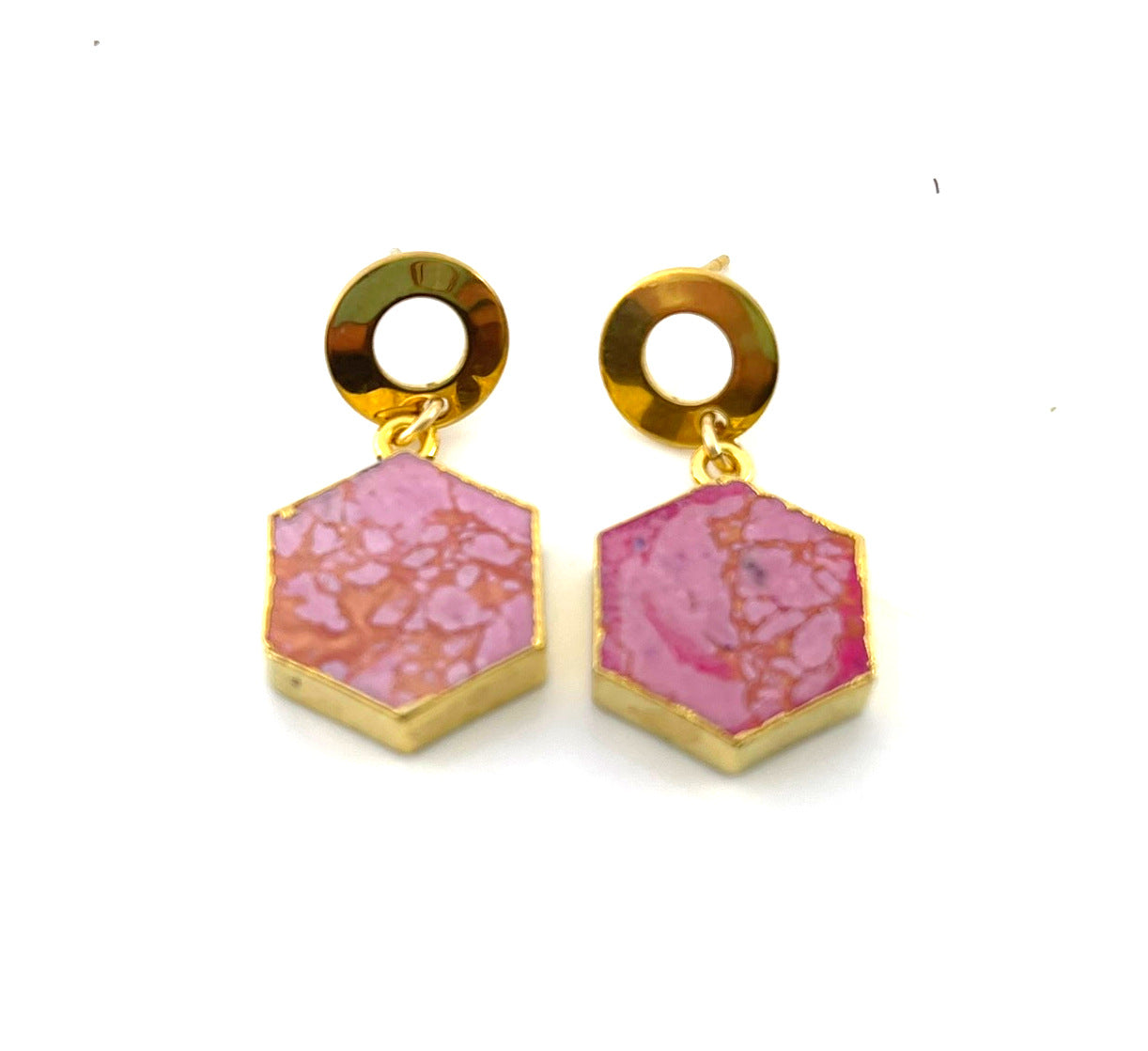 Boucles d'oreilles pendantes hexagonales en howlite rose – Poteaux ronds en laiton rétro – Fabriquées à la main à Raleigh NC – Bijoux 1" livrés dans un coffret