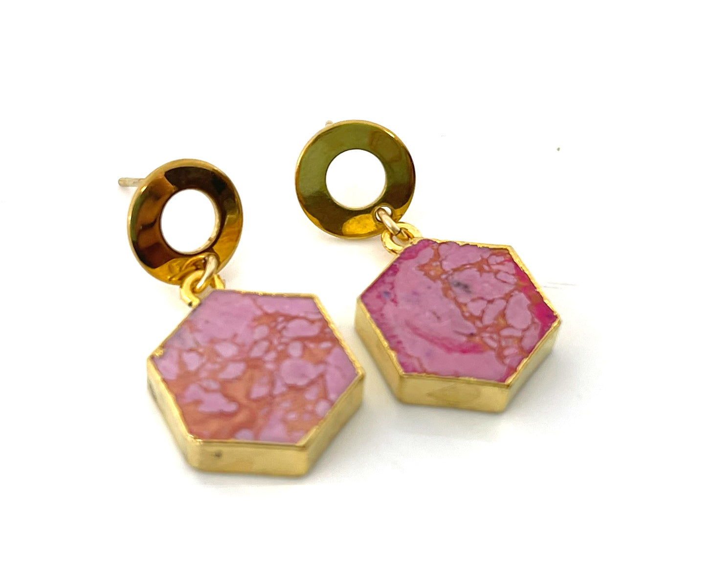 Boucles d'oreilles pendantes hexagonales en howlite rose – Poteaux ronds en laiton rétro – Fabriquées à la main à Raleigh NC – Bijoux 1" livrés dans un coffret