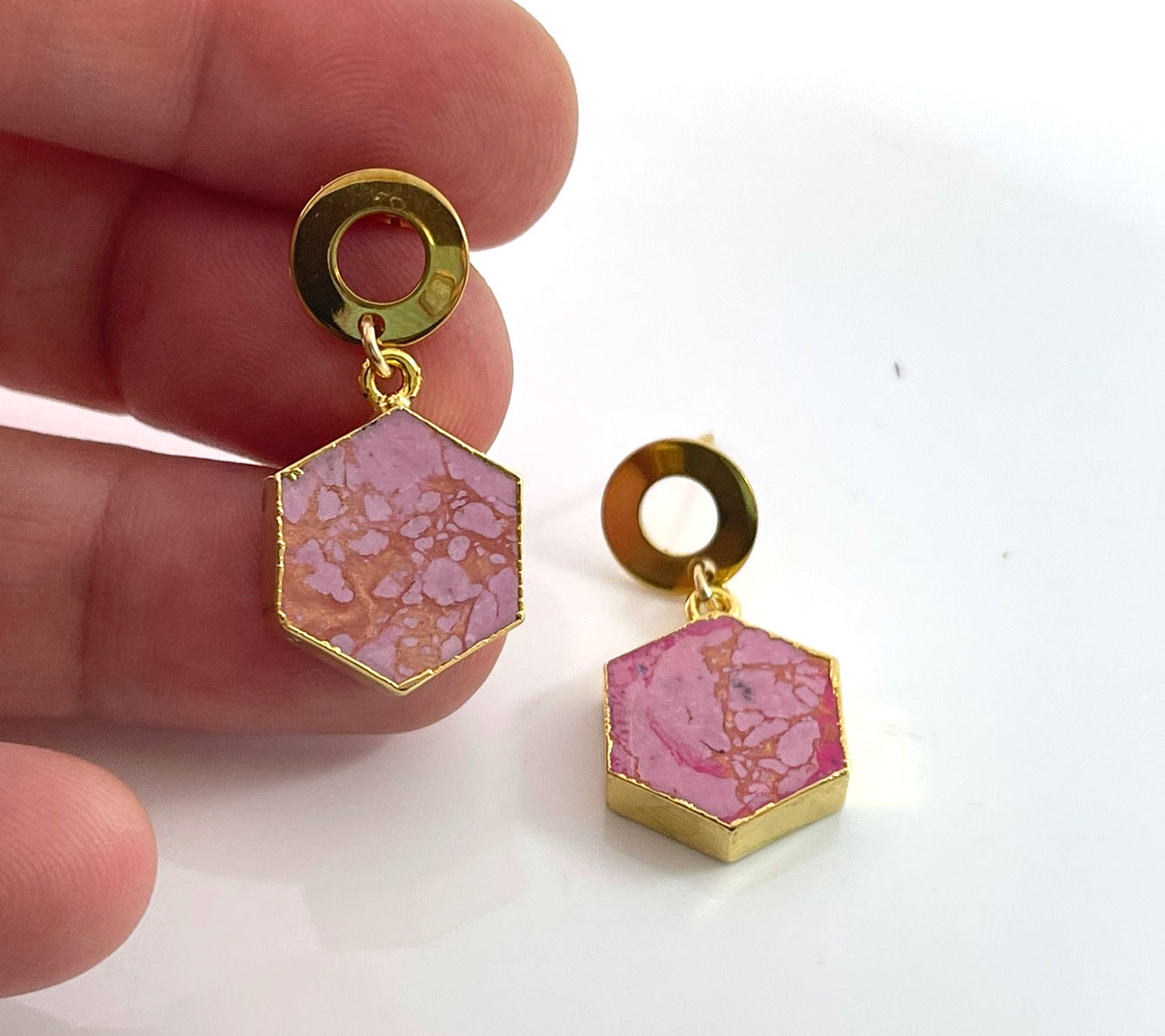 Boucles d'oreilles pendantes hexagonales en howlite rose – Poteaux ronds en laiton rétro – Fabriquées à la main à Raleigh NC – Bijoux 1" livrés dans un coffret