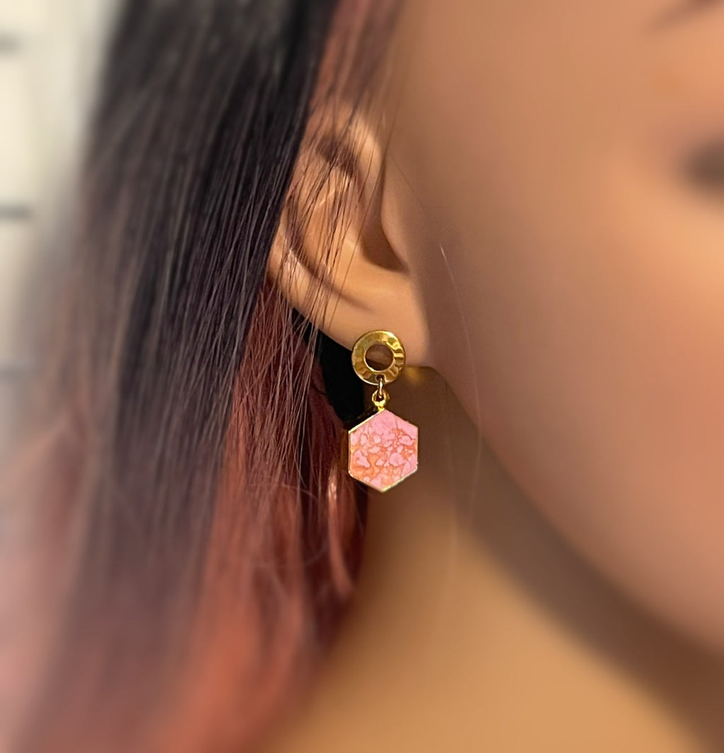 Boucles d'oreilles pendantes hexagonales en howlite rose – Poteaux ronds en laiton rétro – Fabriquées à la main à Raleigh NC – Bijoux 1" livrés dans un coffret