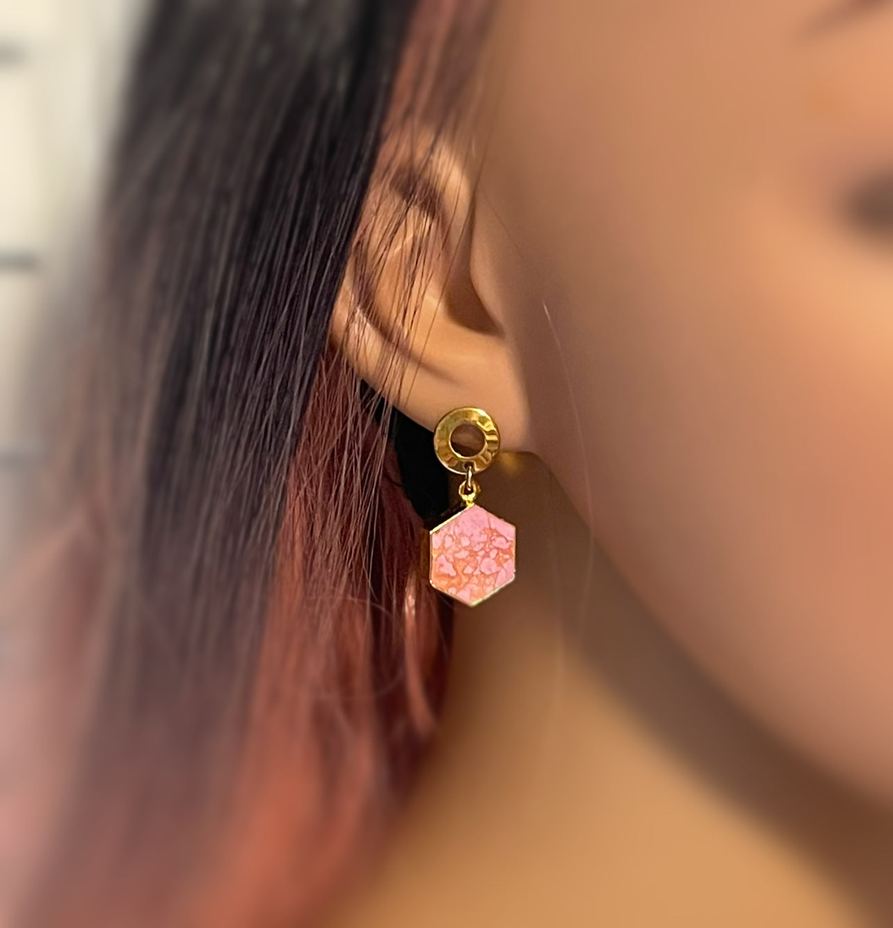 Boucles d'oreilles pendantes hexagonales en howlite rose – Poteaux ronds en laiton rétro – Fabriquées à la main à Raleigh NC – Bijoux 1" livrés dans un coffret