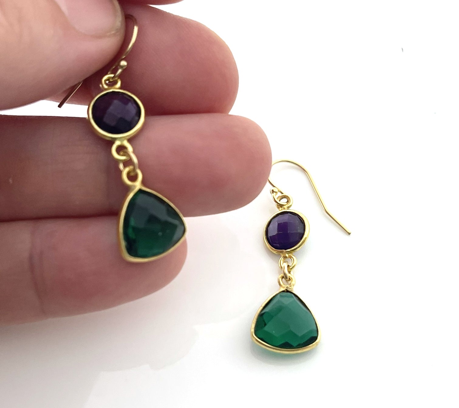 Boucles d'oreilles pendantes améthyste et quartz hydro vert serties – Rempli or 14 carats – Fabriquées à la main à Raleigh NC – 3,8 cm Livrées dans un coffret cadeau