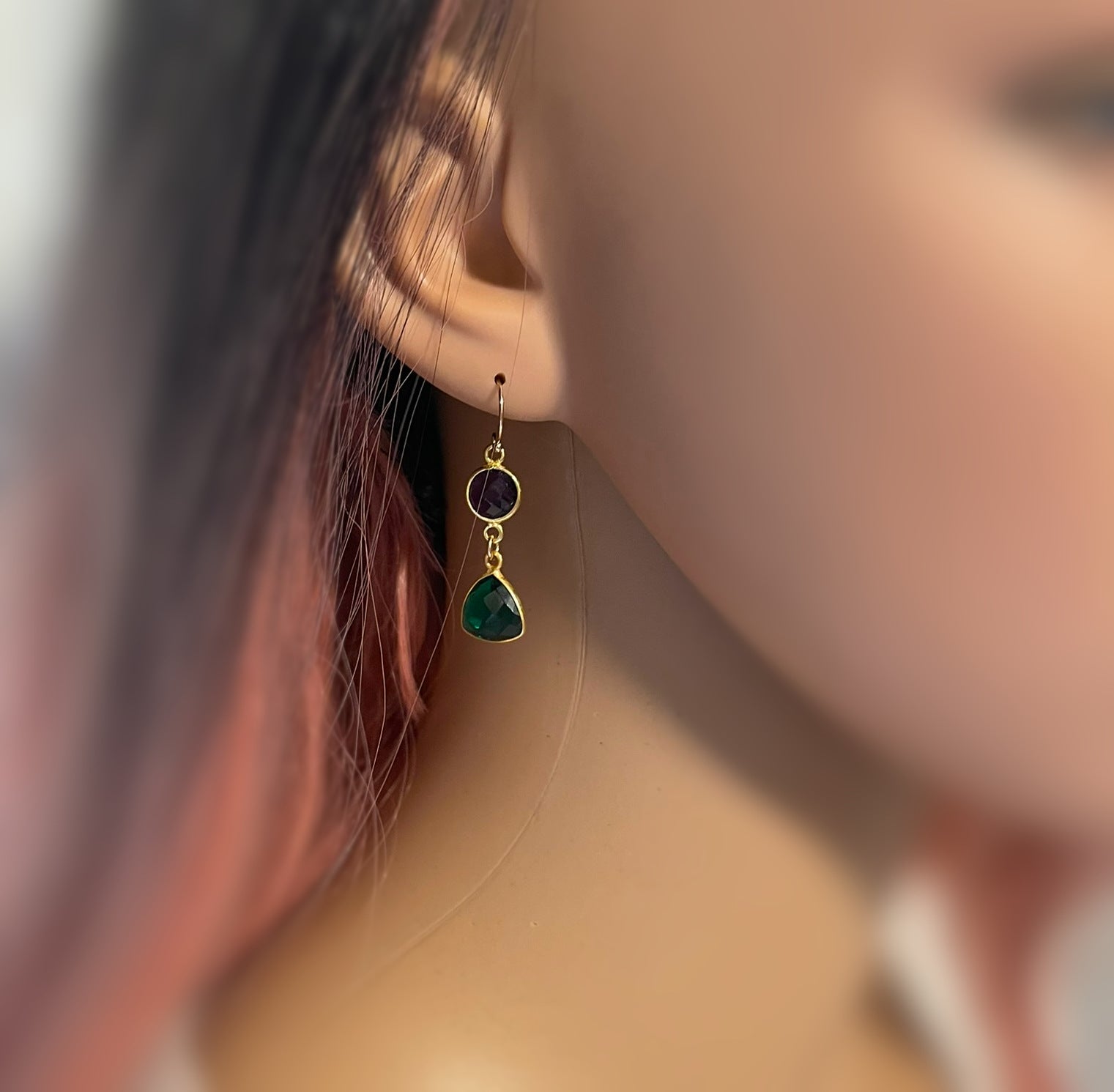 Boucles d'oreilles pendantes améthyste et quartz hydro vert serties – Rempli or 14 carats – Fabriquées à la main à Raleigh NC – 3,8 cm Livrées dans un coffret cadeau