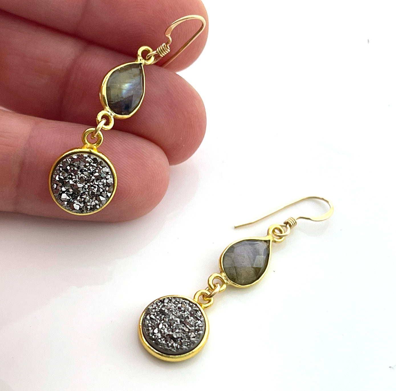 Boucles d'oreilles pendantes Labradorite et Druzy gris – Rempli d'or 14k – Fabriquées à la main à Raleigh, NC – Bijoux de 3,8 cm livrés dans une boîte cadeau