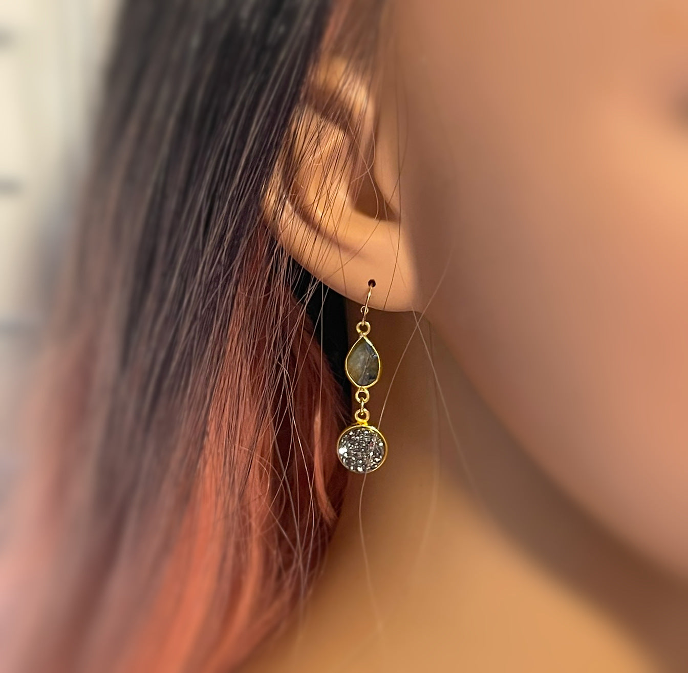 Boucles d'oreilles pendantes Labradorite et Druzy gris – Rempli d'or 14k – Fabriquées à la main à Raleigh, NC – Bijoux de 3,8 cm livrés dans une boîte cadeau