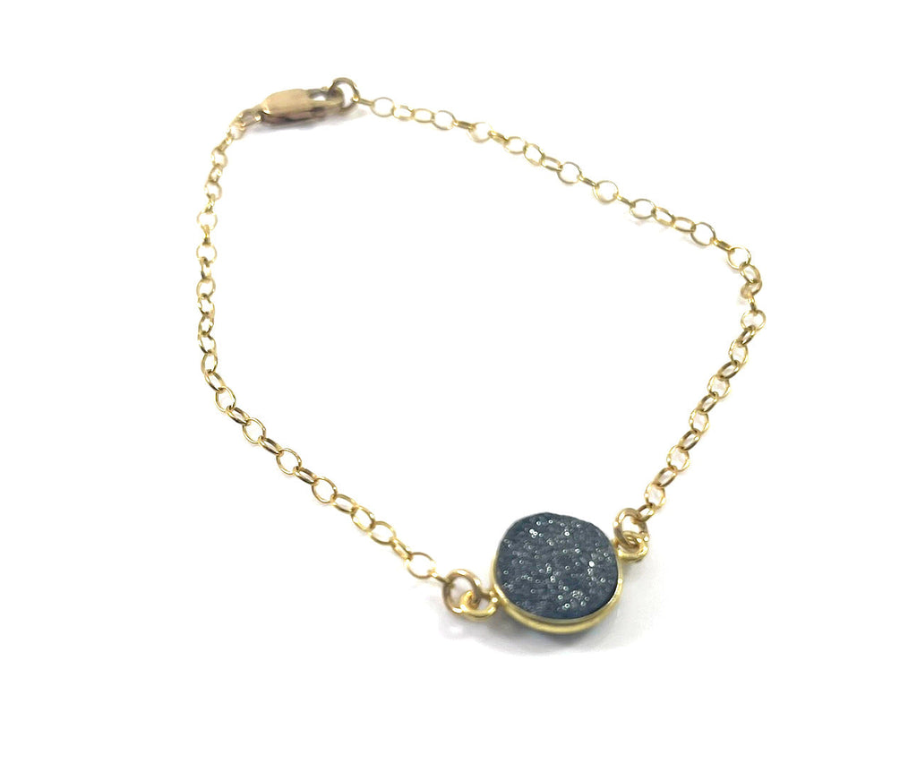 Bracelet Dainty Druzy gris – Chaîne en or 14 carats laminé – Pierre précieuse étincelante – Fait main à Raleigh