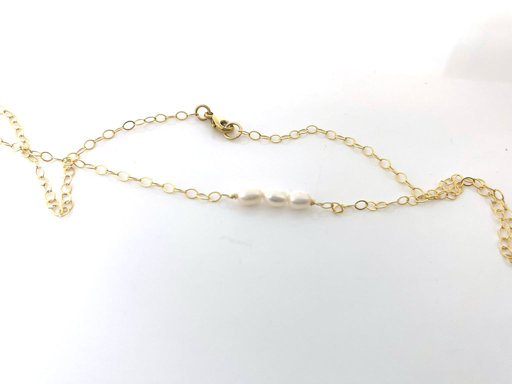 Collier ras du cou délicat avec perles – Chaîne en or 14 carats laminé – Trois perles d'eau douce – Fait main à Raleigh
