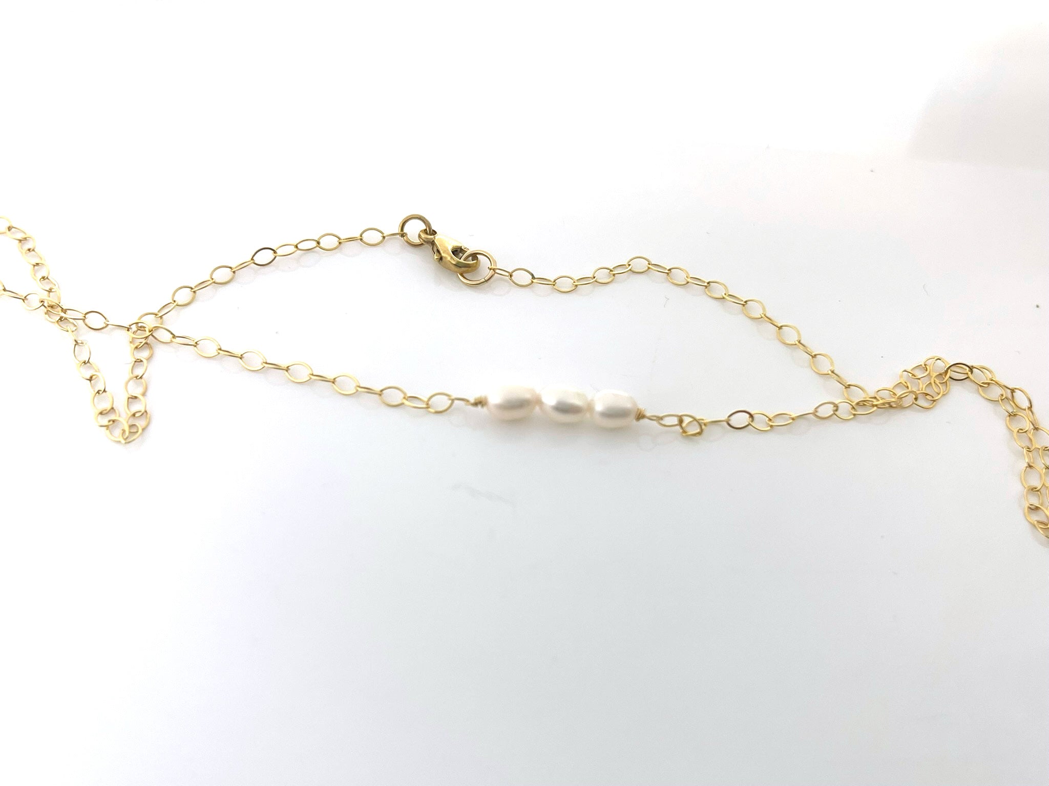 Collier ras du cou délicat avec perles – Chaîne en or 14 carats laminé – Trois perles d'eau douce – Fait main à Raleigh
