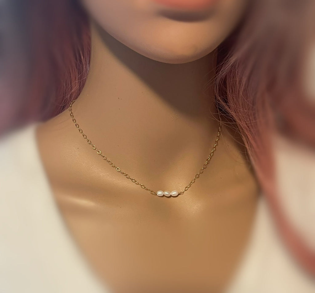 Collier ras du cou délicat avec perles – Chaîne en or 14 carats laminé – Trois perles d'eau douce – Fait main à Raleigh
