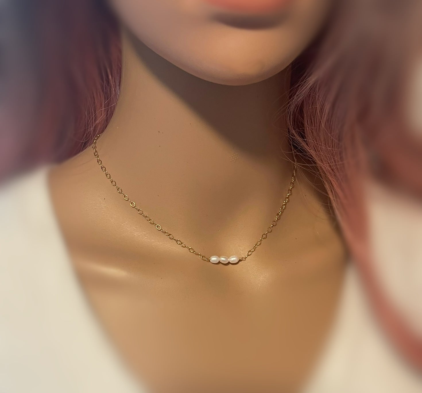 Collier ras du cou délicat avec perles – Chaîne en or 14 carats laminé – Trois perles d'eau douce – Fait main à Raleigh