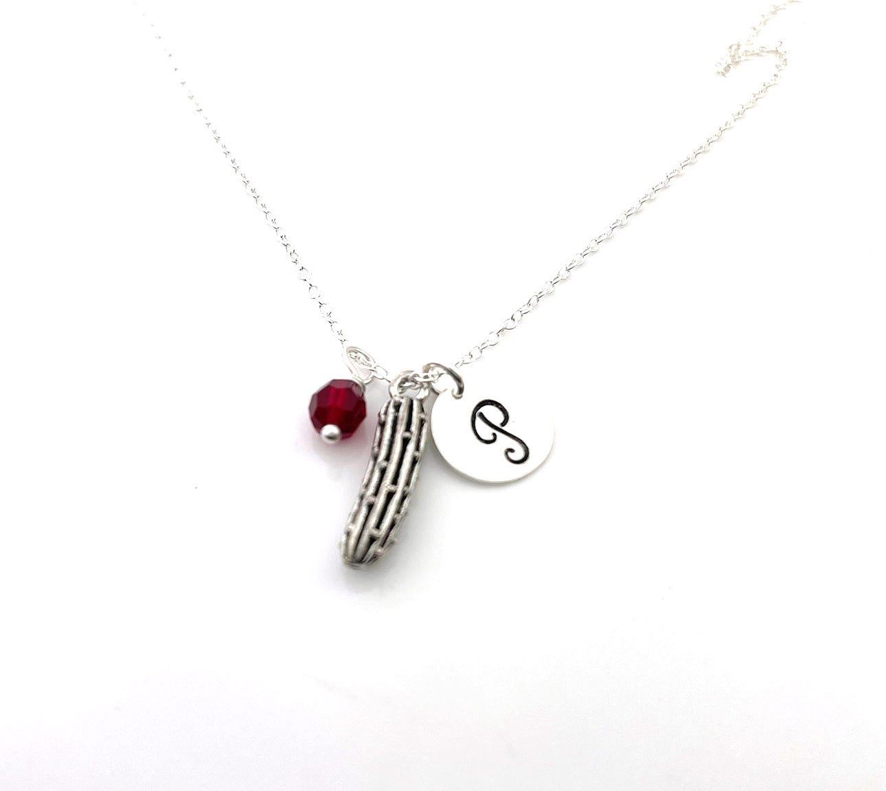 Collier Breloque Cornichon – Bijoux Personnalisés en Argent Sterling avec Initiale
