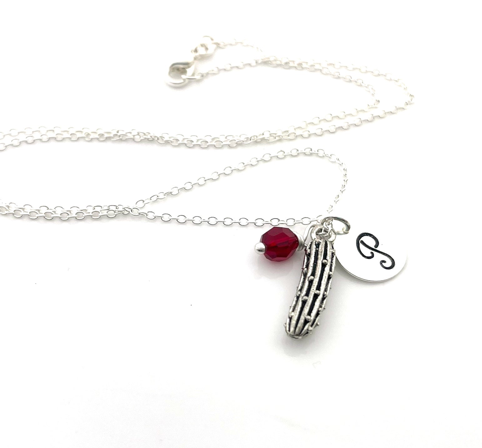 Collier Breloque Cornichon – Bijoux Personnalisés en Argent Sterling avec Initiale