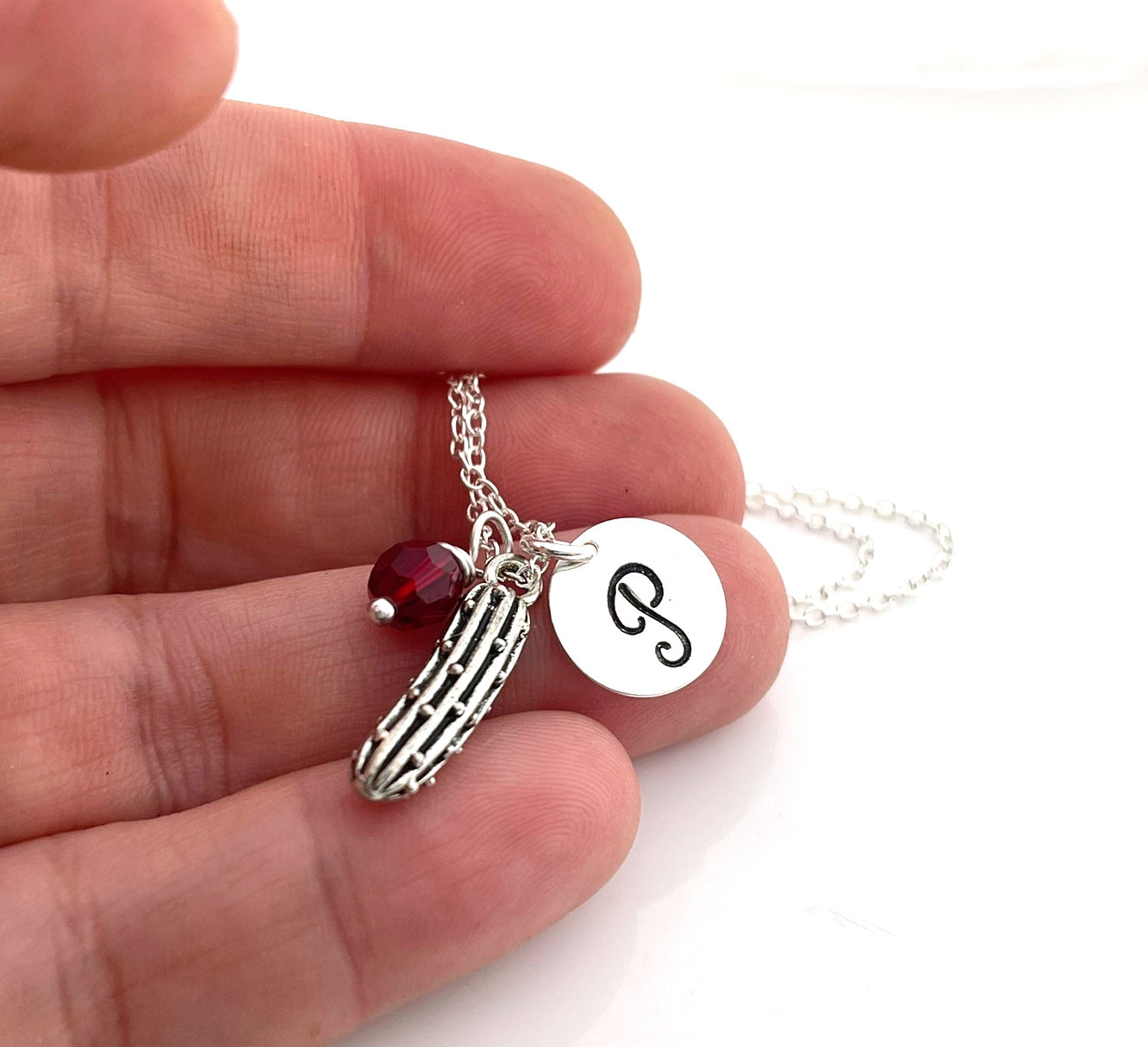 Collier Breloque Cornichon – Bijoux Personnalisés en Argent Sterling avec Initiale