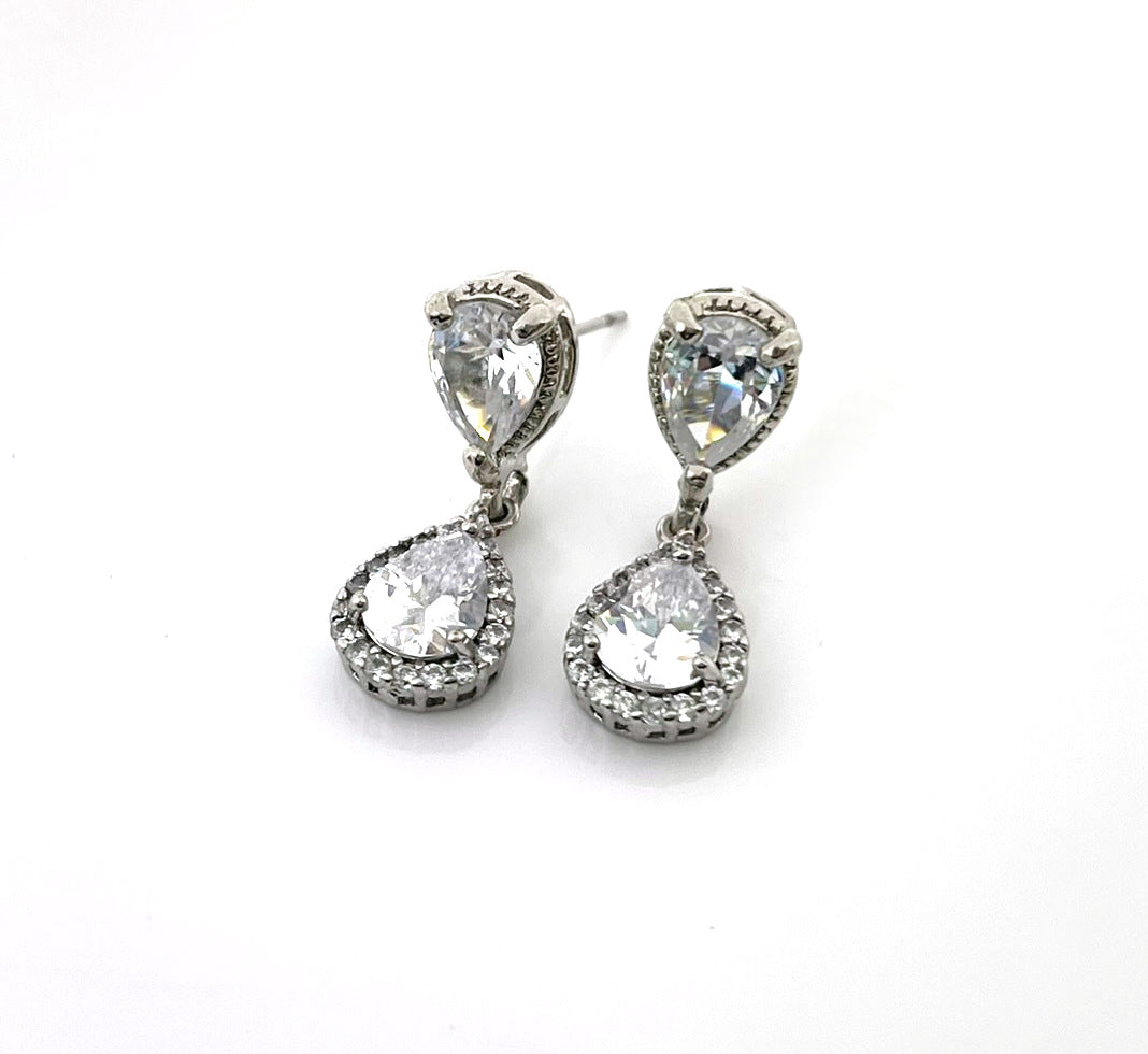 Boucles d'oreilles de mariée CZ goutte d'eau – Clous d'oreille uniques en argent sterling