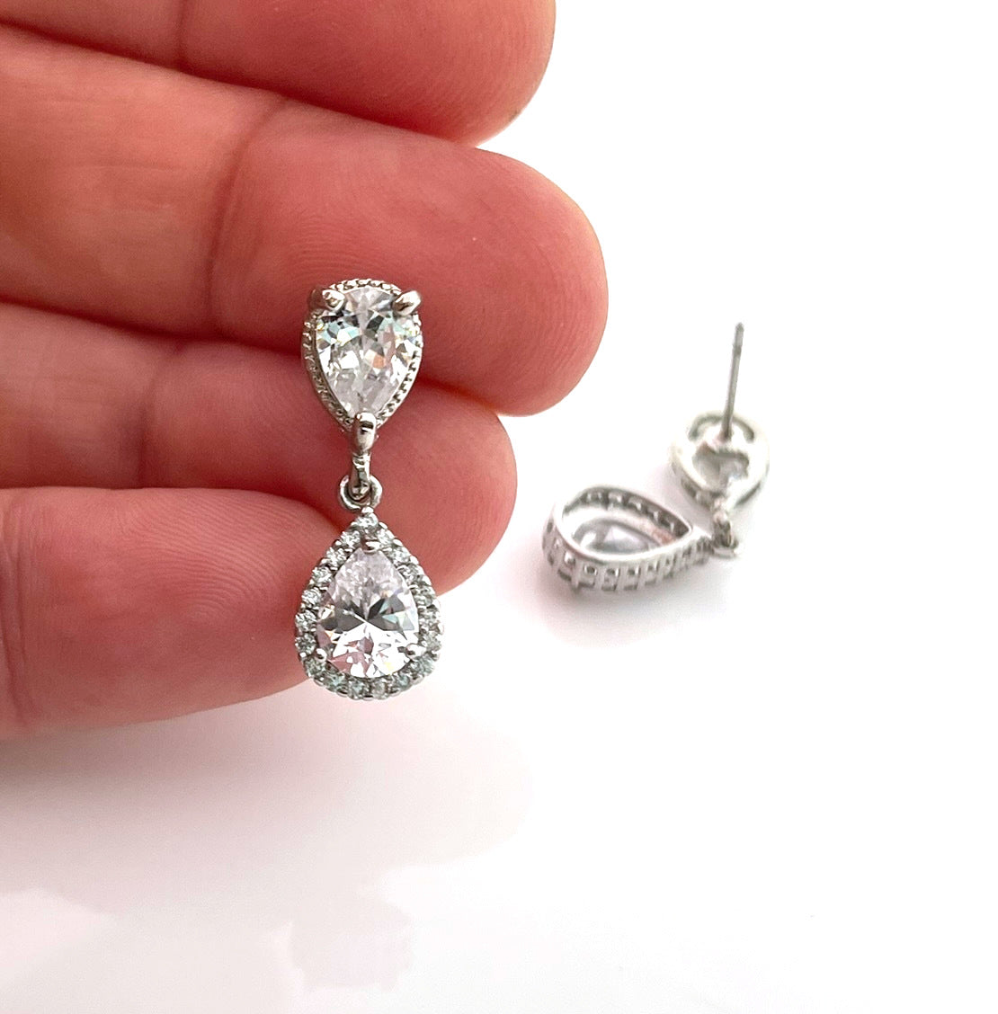Boucles d'oreilles de mariée CZ goutte d'eau – Clous d'oreille uniques en argent sterling