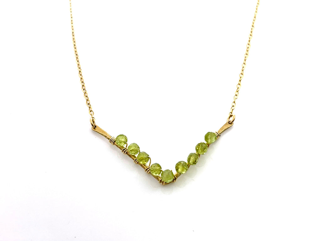 Collier Péridot en V – Bijou unique en fil doré enroulé