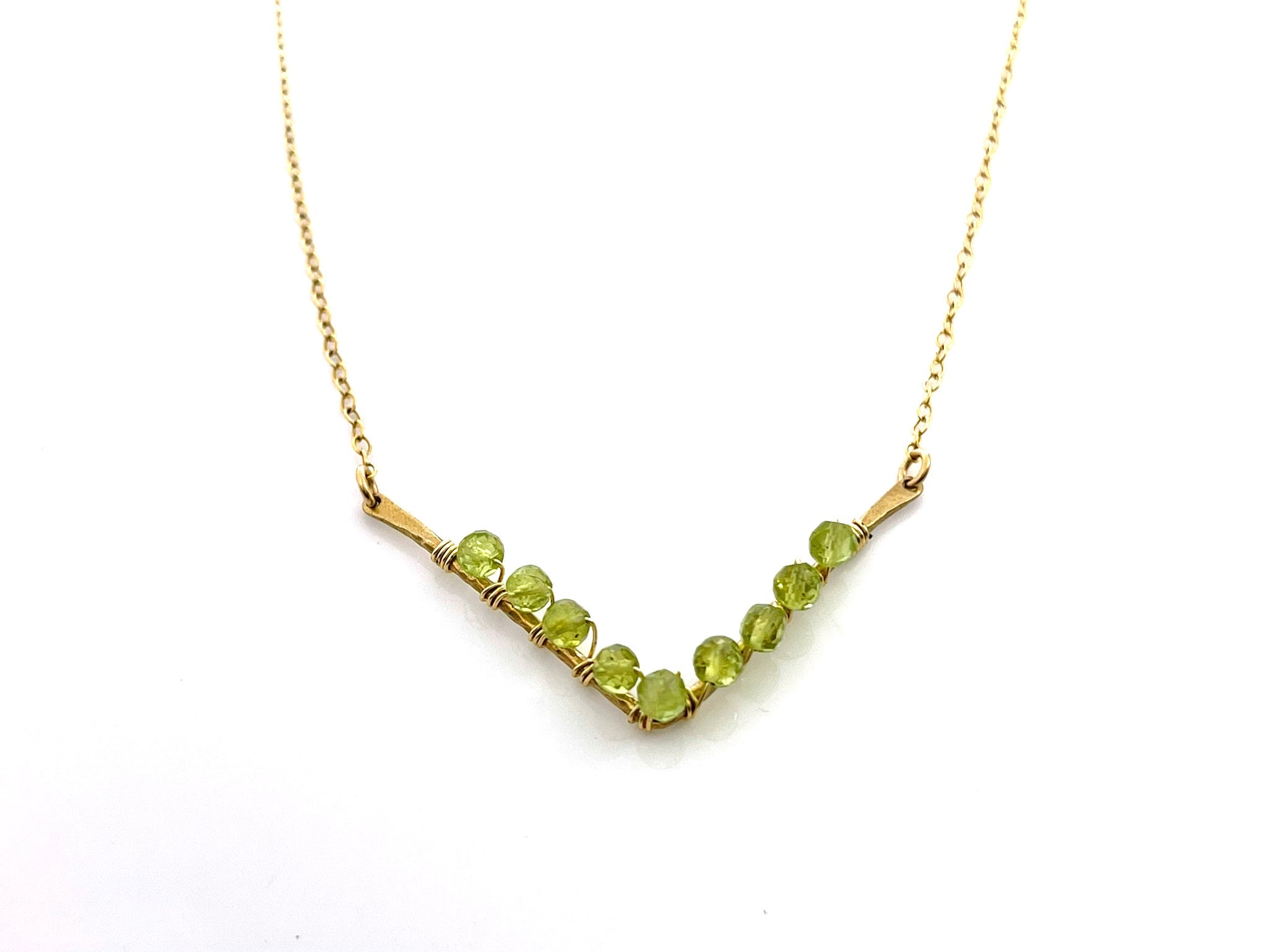 Collier Péridot en V – Bijou unique en fil doré enroulé