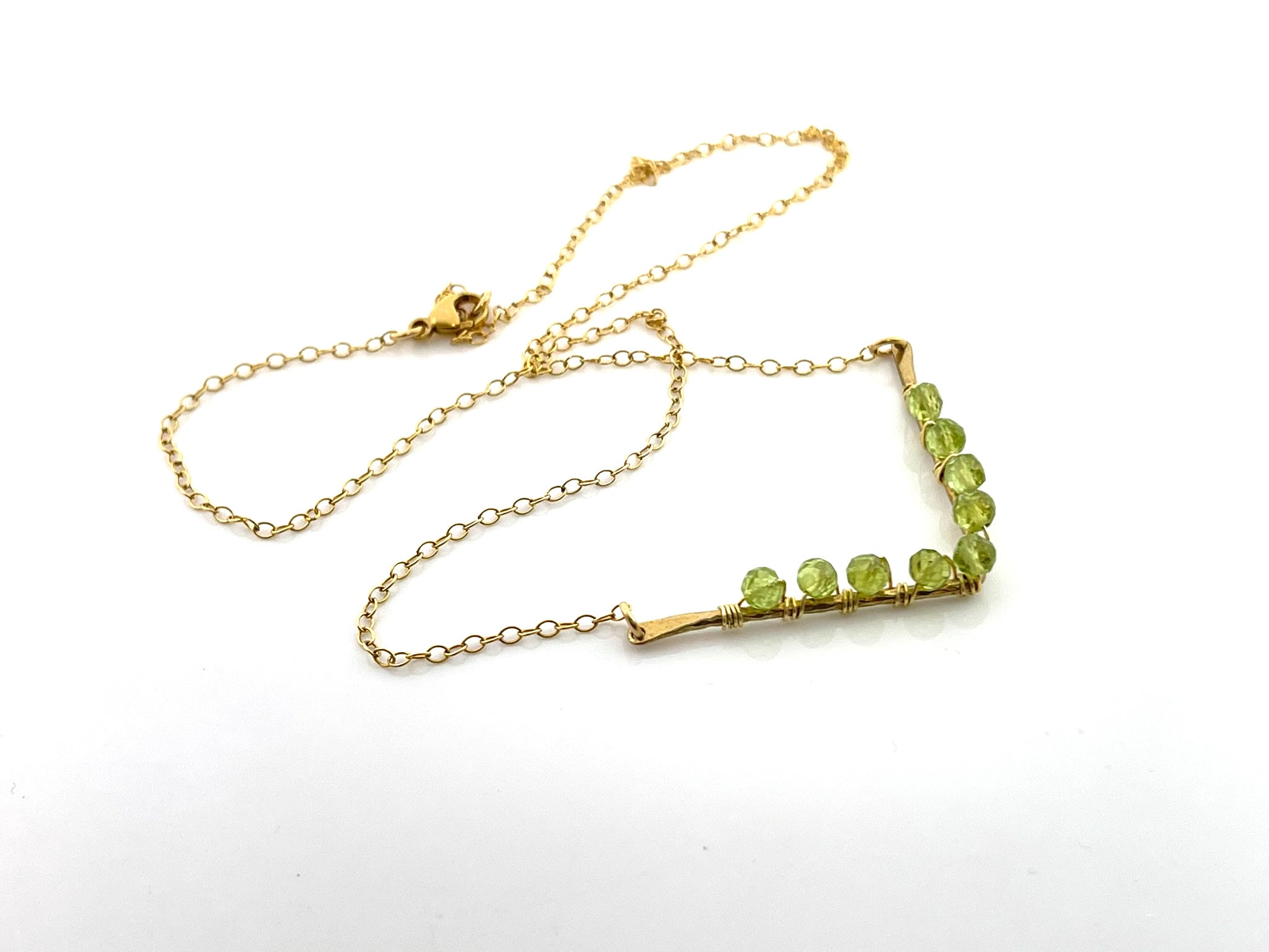 Collier Péridot en V – Bijou unique en fil doré enroulé