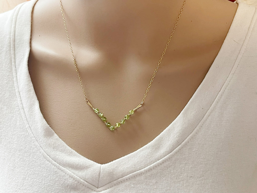 Collier Péridot en V – Bijou unique en fil doré enroulé