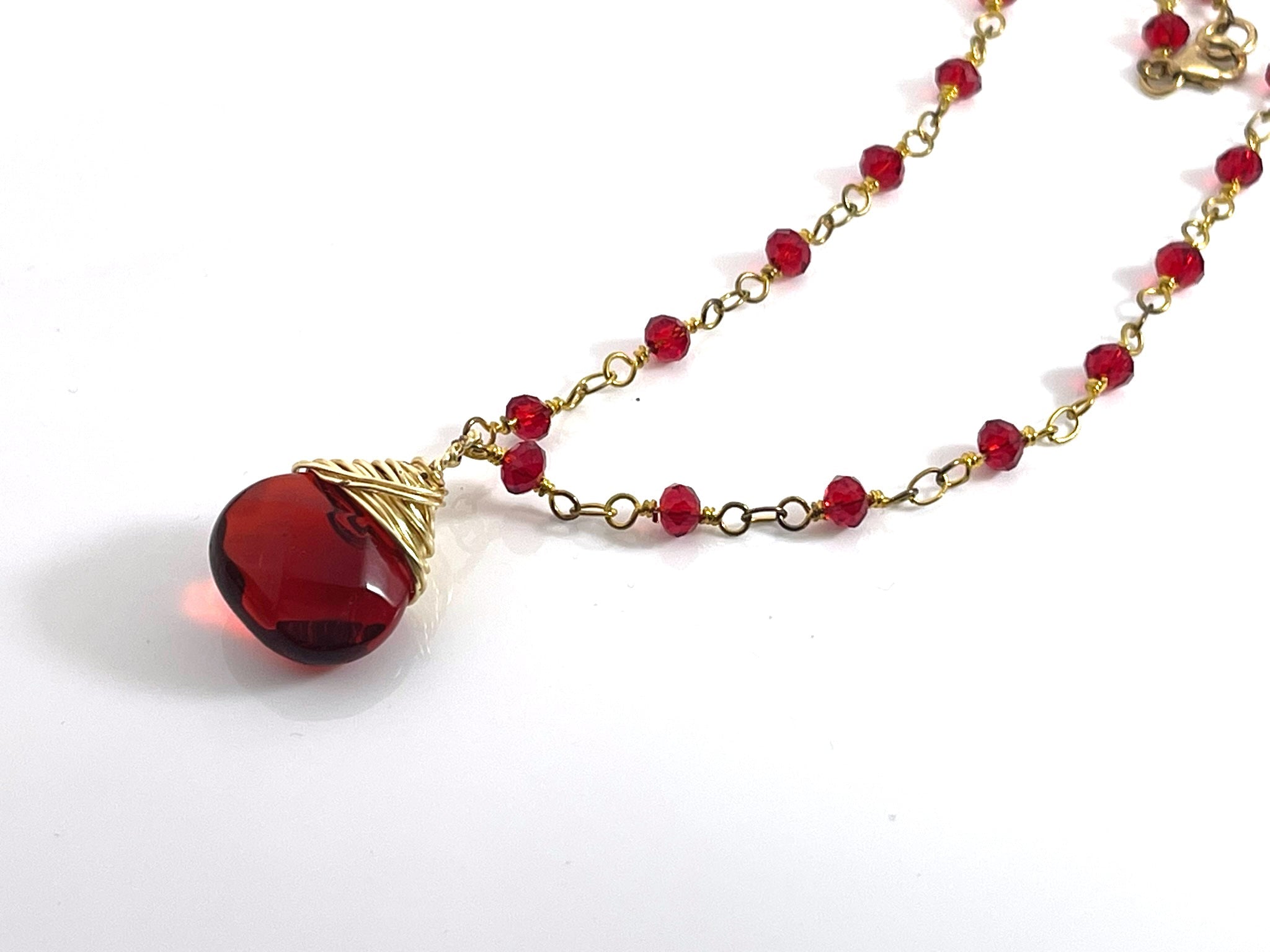 Collier pendentif en verre rouge – Laiton plaqué or, 45,7 cm