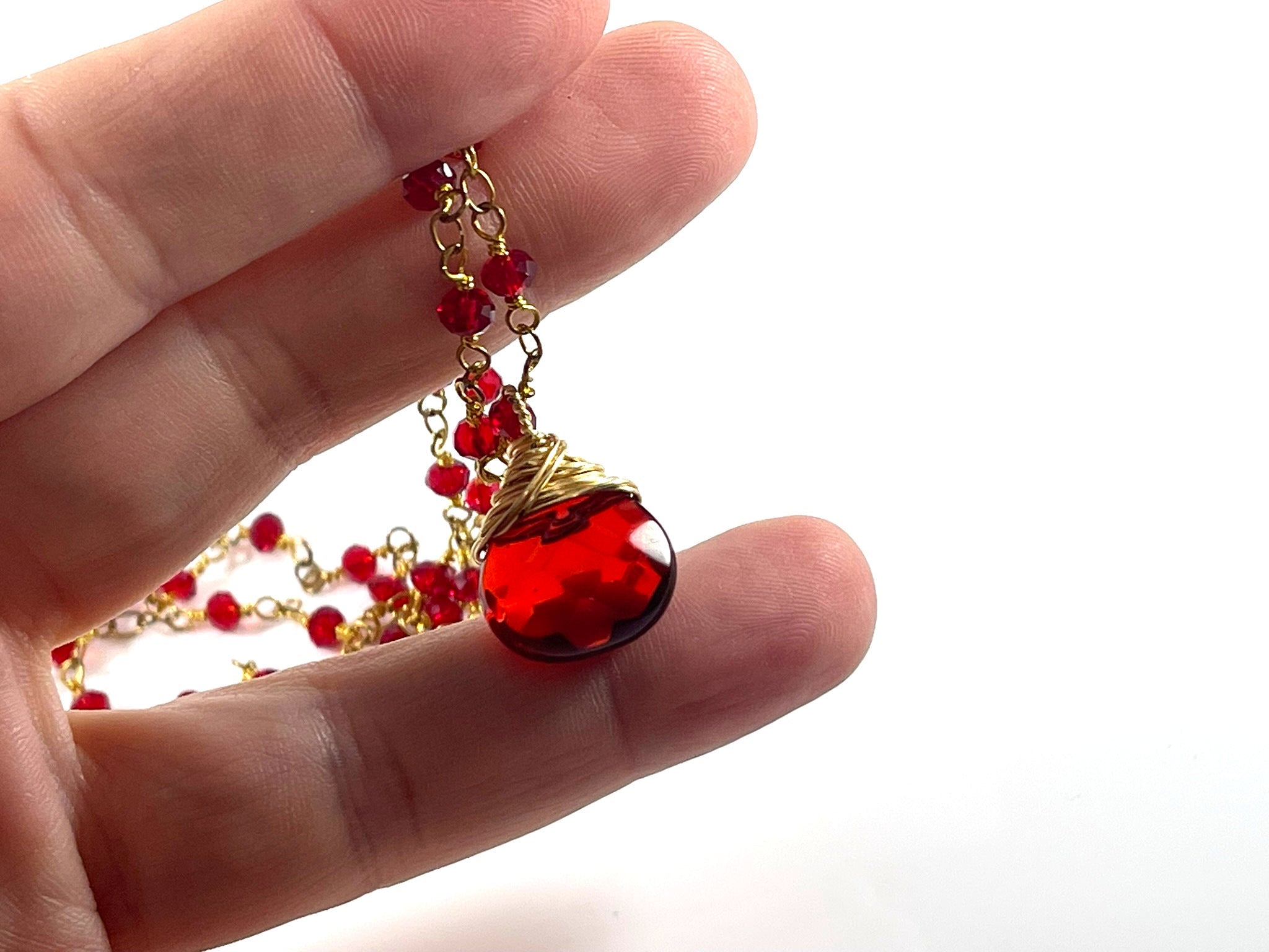 Collier pendentif en verre rouge – Laiton plaqué or, 45,7 cm