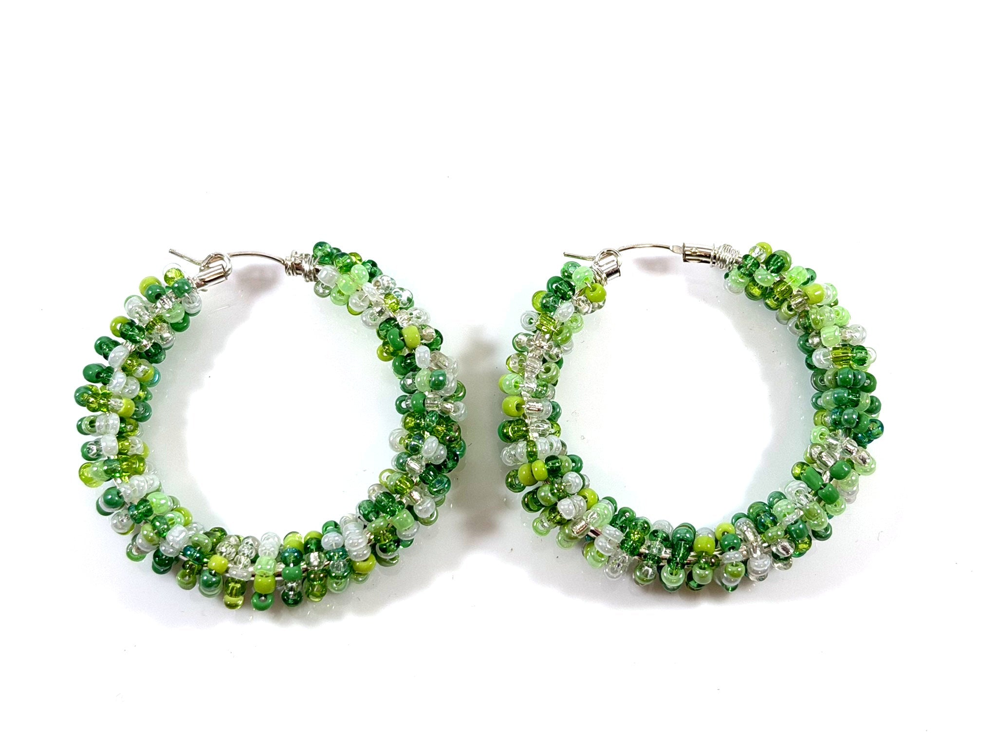 Boucles d'oreilles créoles vertes à perles inspirées de la Saint-Patrick – Créoles à perles rocailles enroulées de fil d'argent sterling – Boucles d'oreilles festives de 3,8 cm