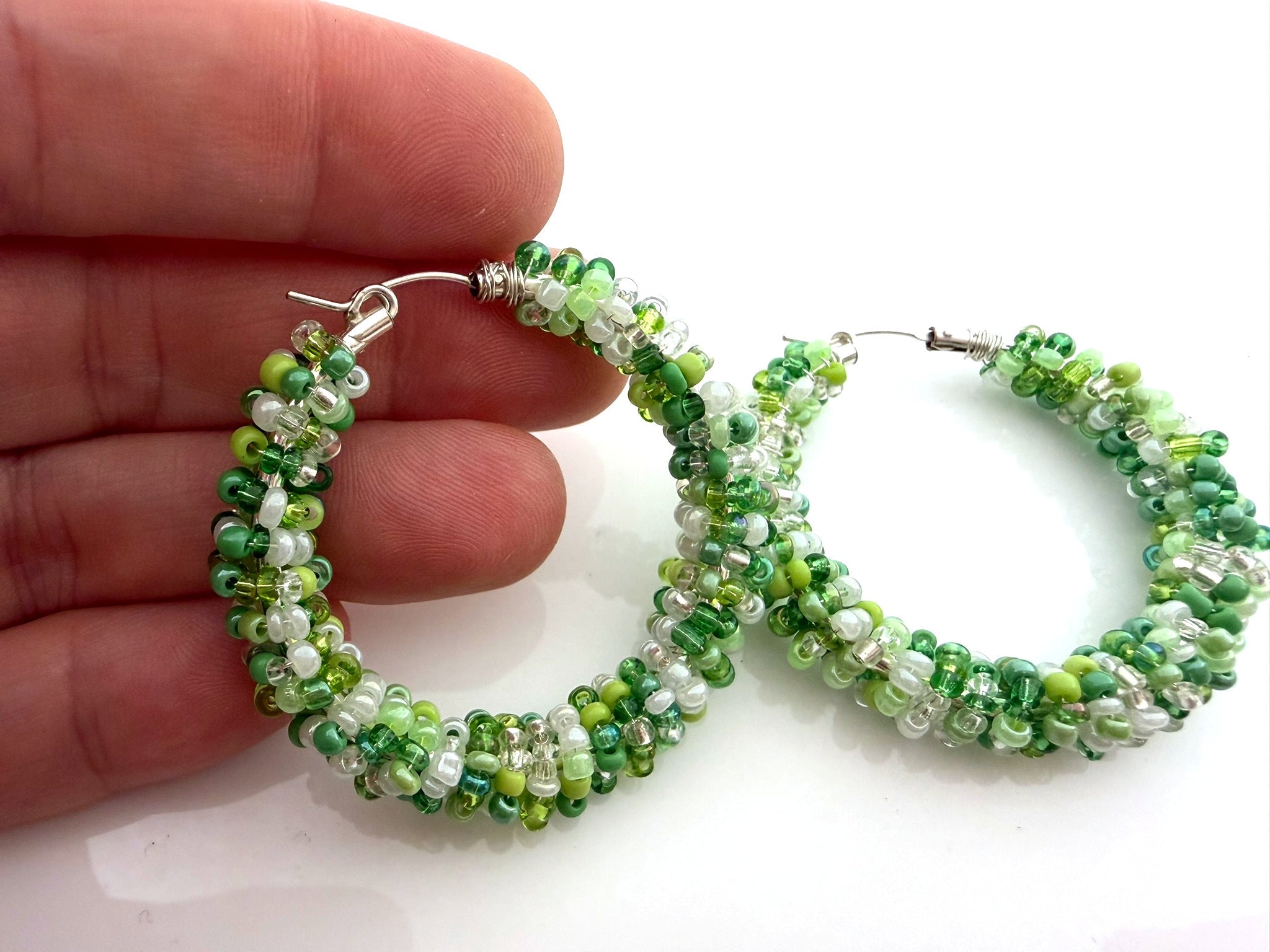 Boucles d'oreilles créoles vertes à perles inspirées de la Saint-Patrick – Créoles à perles rocailles enroulées de fil d'argent sterling – Boucles d'oreilles festives de 3,8 cm