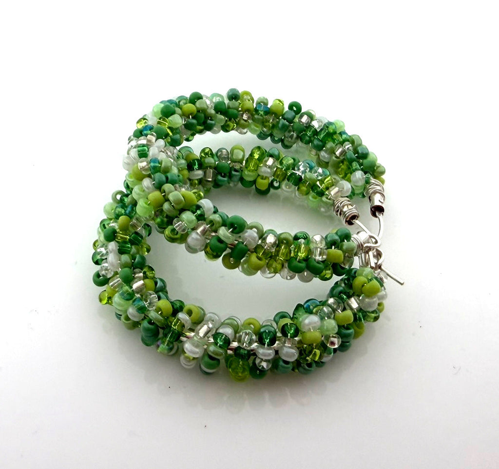 Boucles d'oreilles créoles vertes à perles inspirées de la Saint-Patrick – Créoles à perles rocailles enroulées de fil d'argent sterling – Boucles d'oreilles festives de 3,8 cm