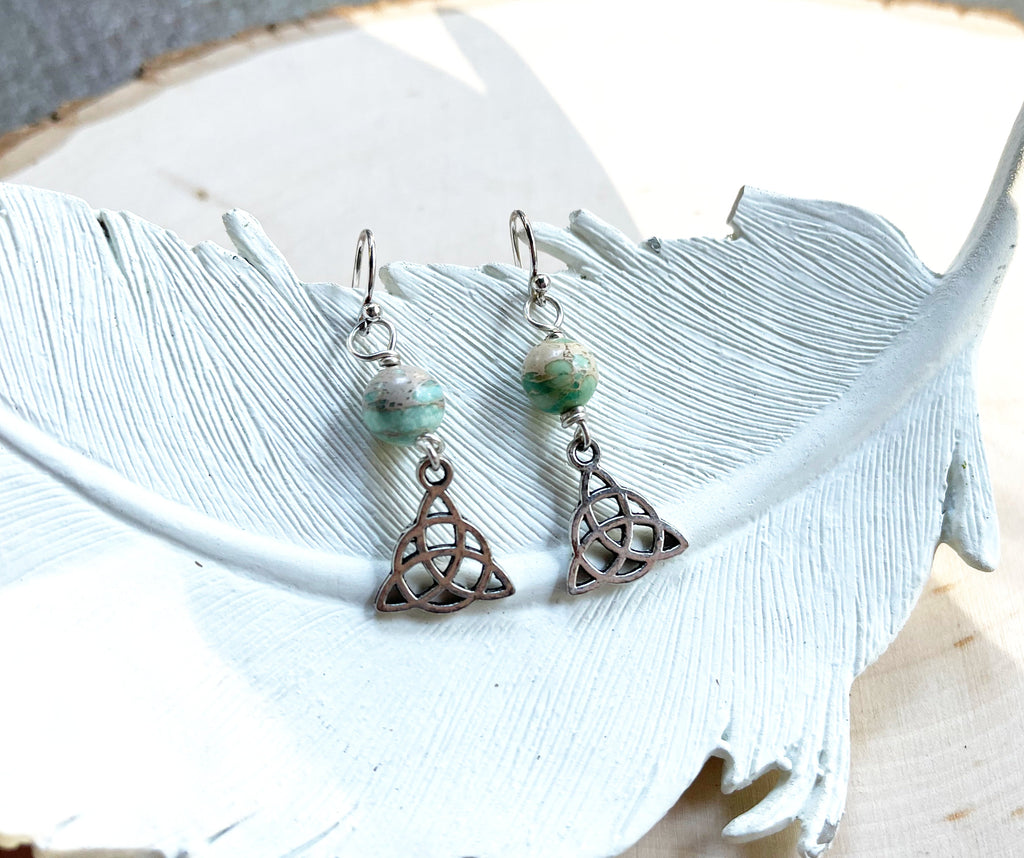 Boucles d'oreilles en argent sterling jaspe vert mousse et charme celtique