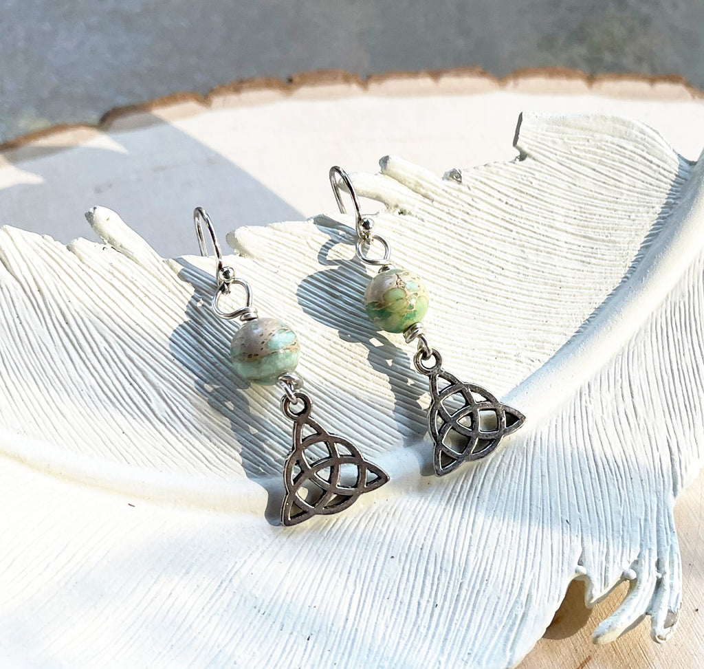 Boucles d'oreilles en argent sterling jaspe vert mousse et charme celtique