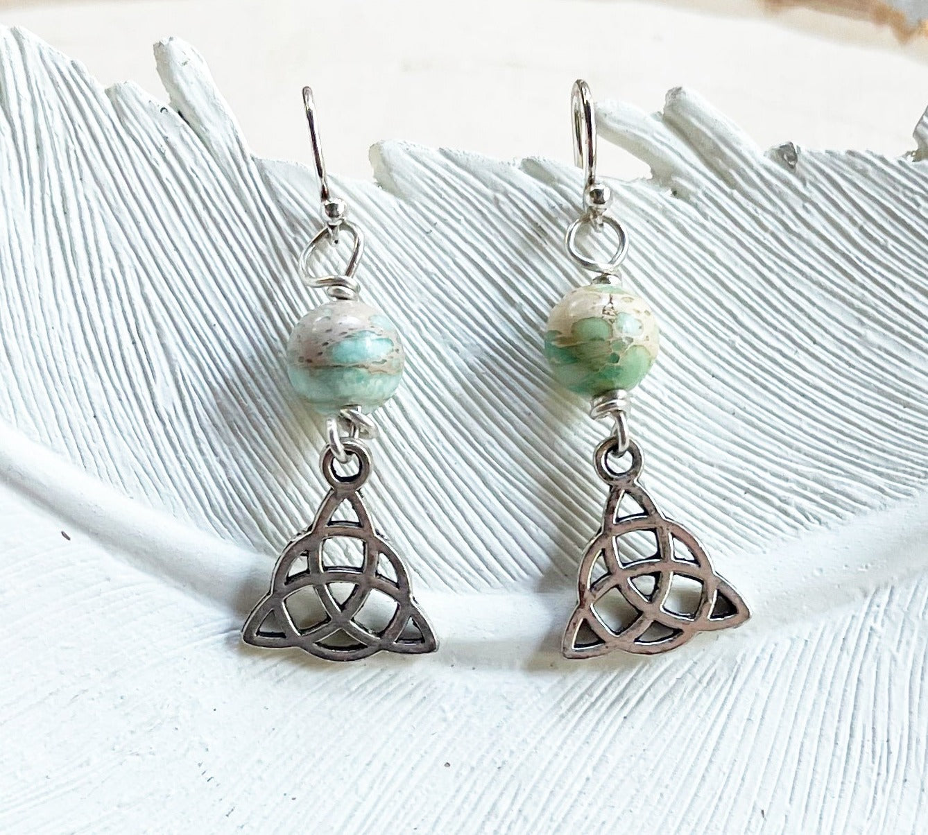 Boucles d'oreilles en argent sterling jaspe vert mousse et charme celtique