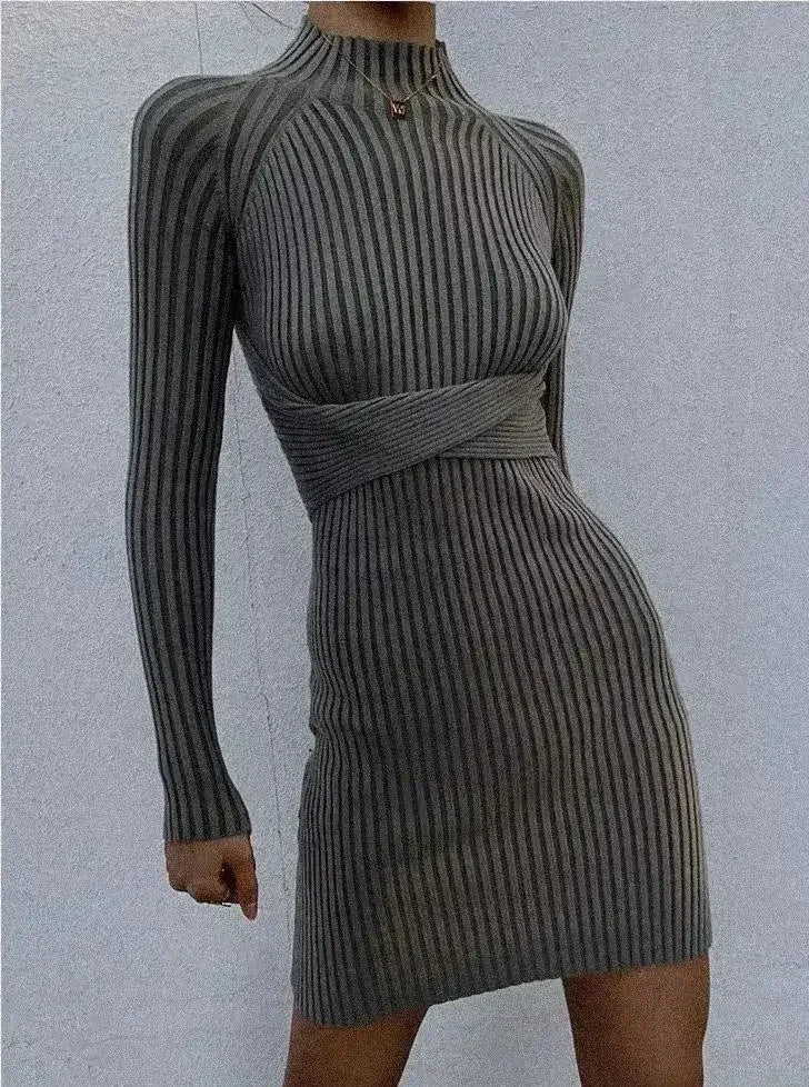 Robe midi moulante à col montant – Détail torsadé au dos ouvert | Femstylo