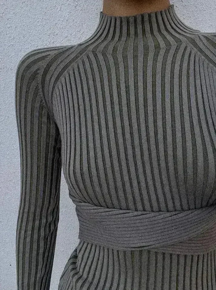 Robe midi moulante à col montant – Détail torsadé au dos ouvert | Femstylo