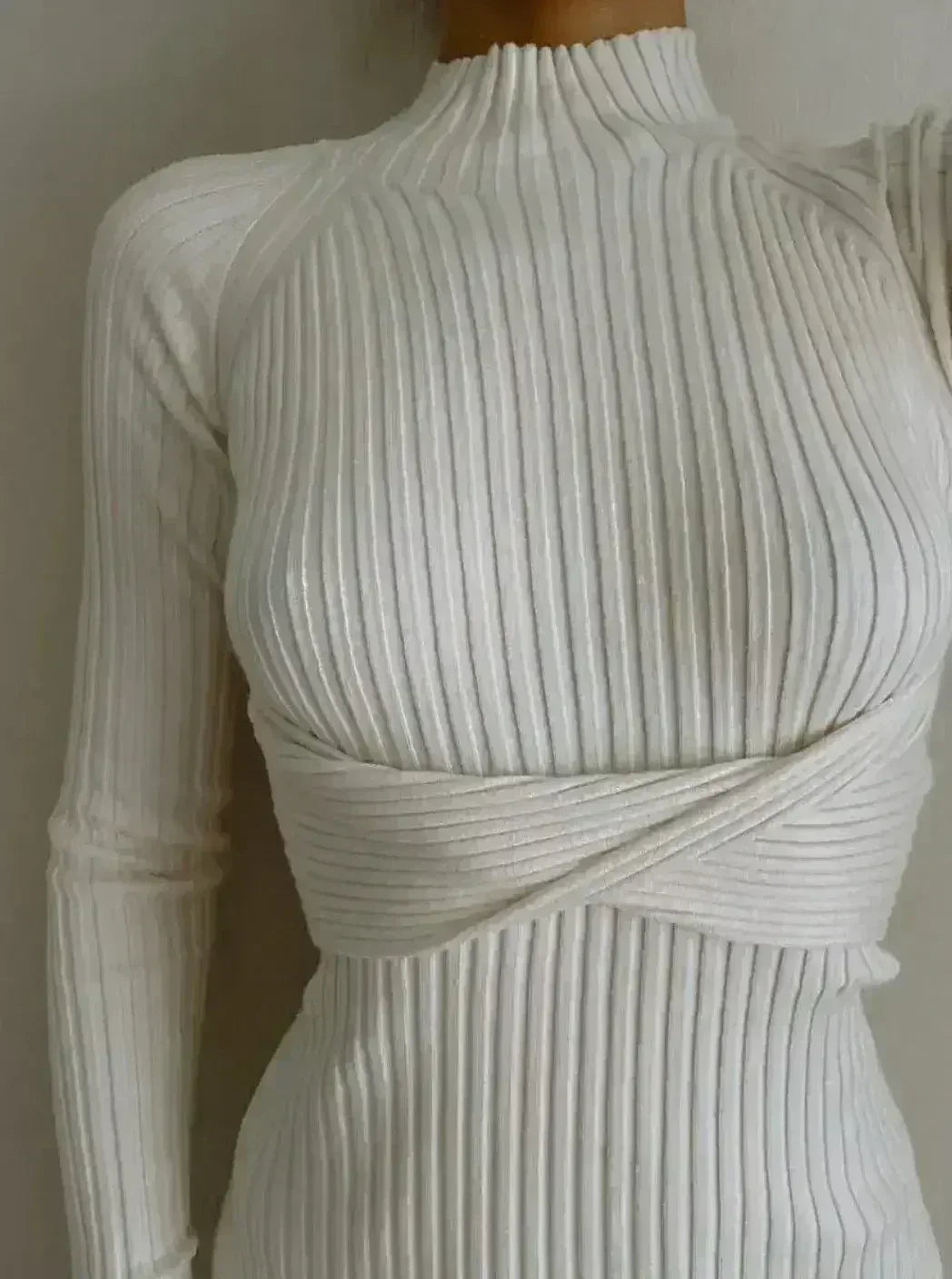 Robe midi moulante à col montant – Détail torsadé au dos ouvert | Femstylo