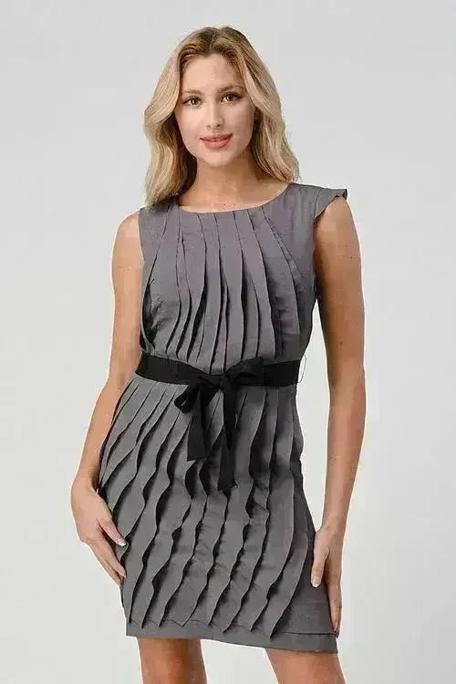 Robe droite plissée sans manches avec lien à la taille - Femstylo
