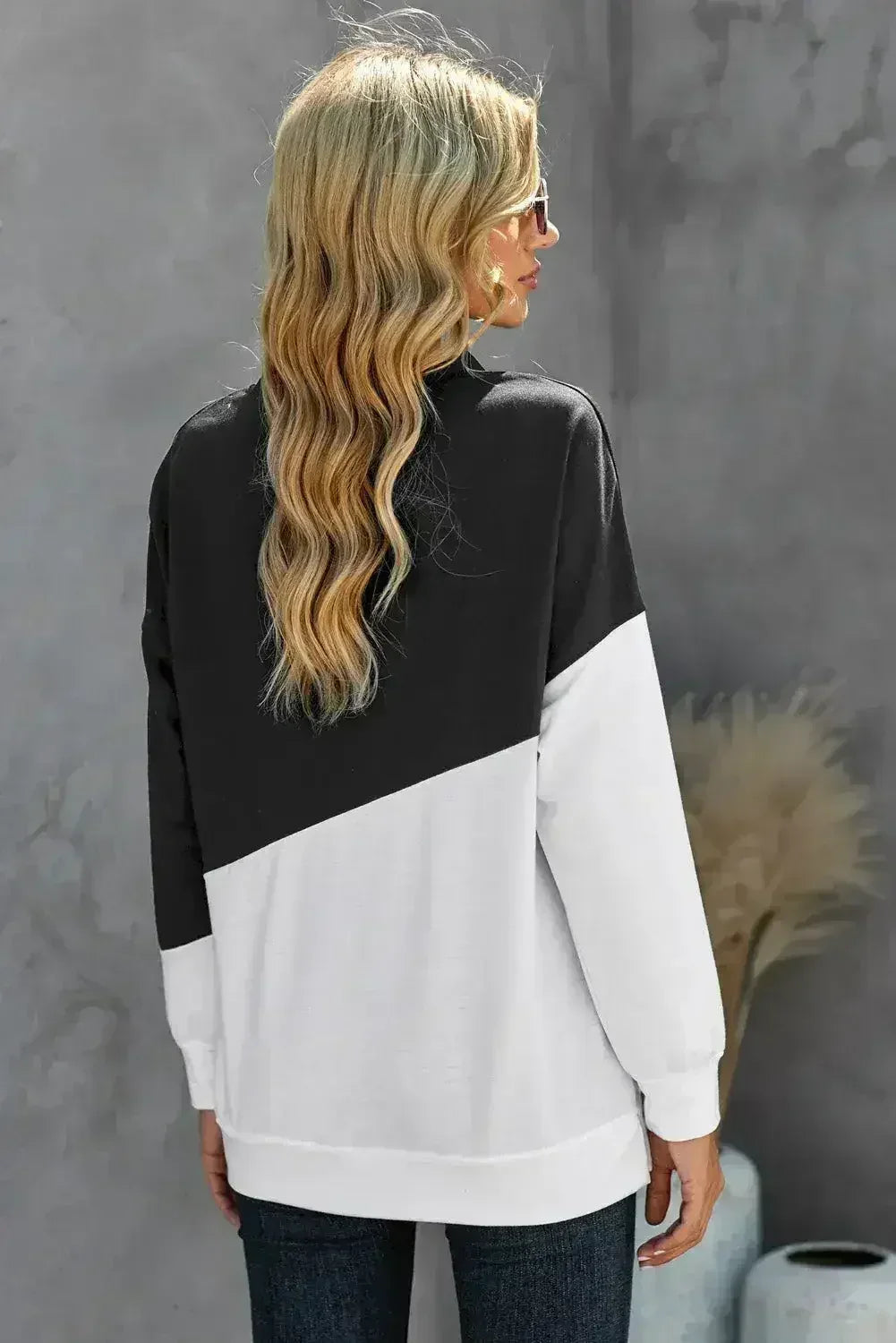 Sweat-shirt patchwork noir et blanc à épaules tombantes
