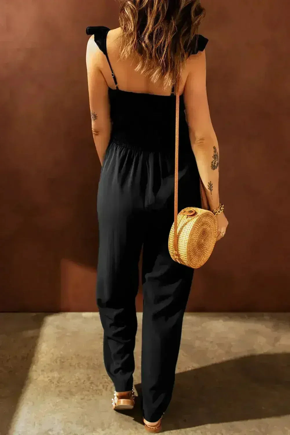 Combinaison-pantalon noire chic à jambes larges