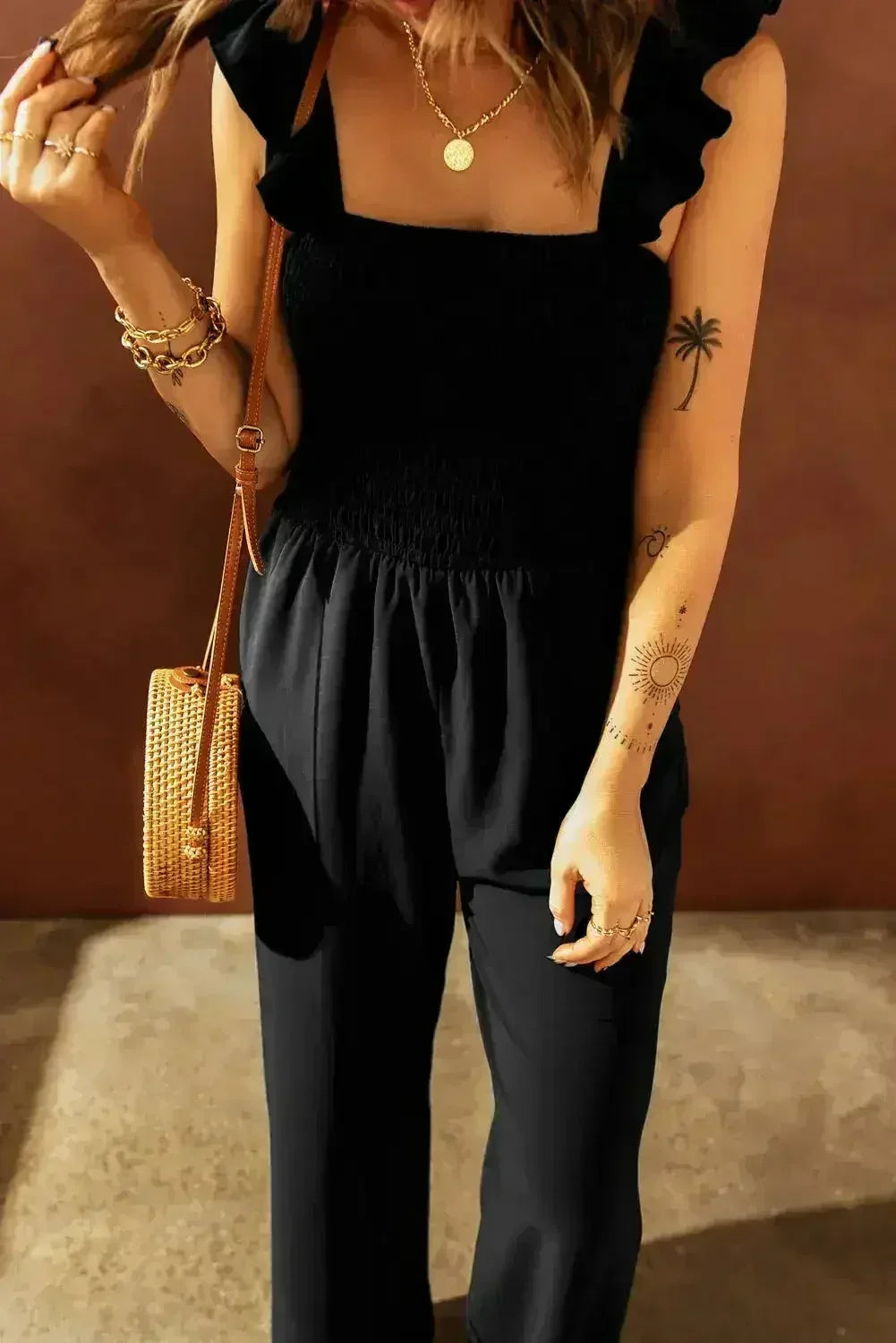 Combinaison-pantalon noire chic à jambes larges