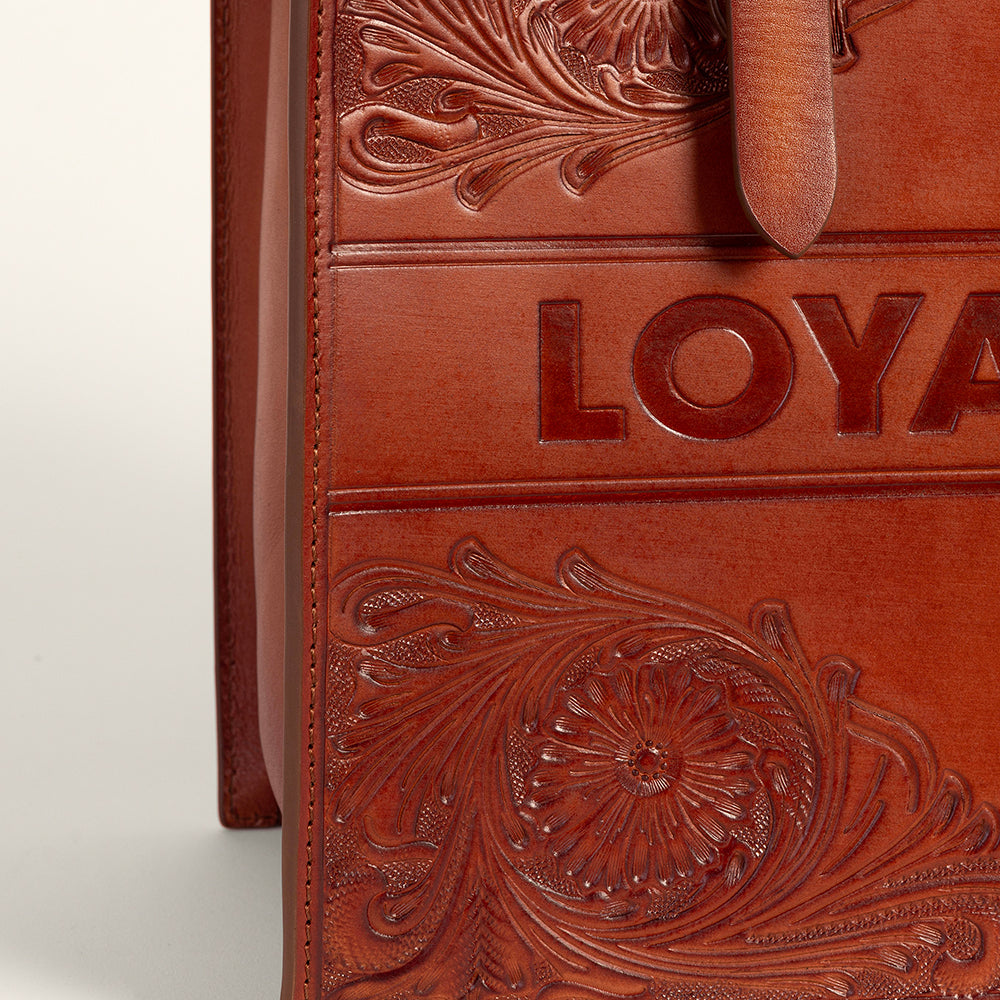 Sac bandoulière Loyal West Mivva en cuir doux de couleur noyer, confectionné à la main