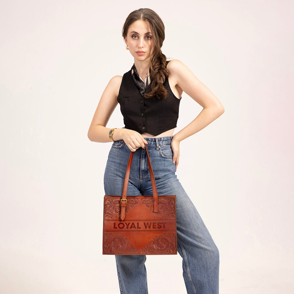Sac bandoulière Loyal West Mivva en cuir doux de couleur noyer, confectionné à la main